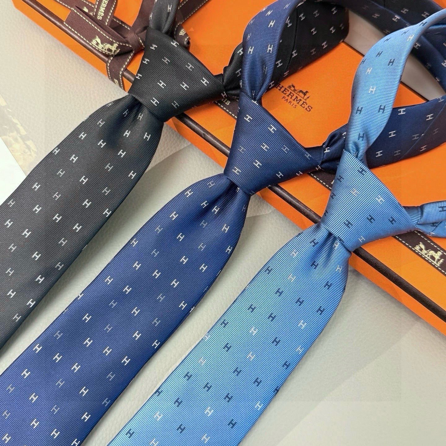 🌾 三色，官方同步新款“H”正从银河划过。稀有H家每年都有一千条不同印花的领带面世，从最初的多以几何图案