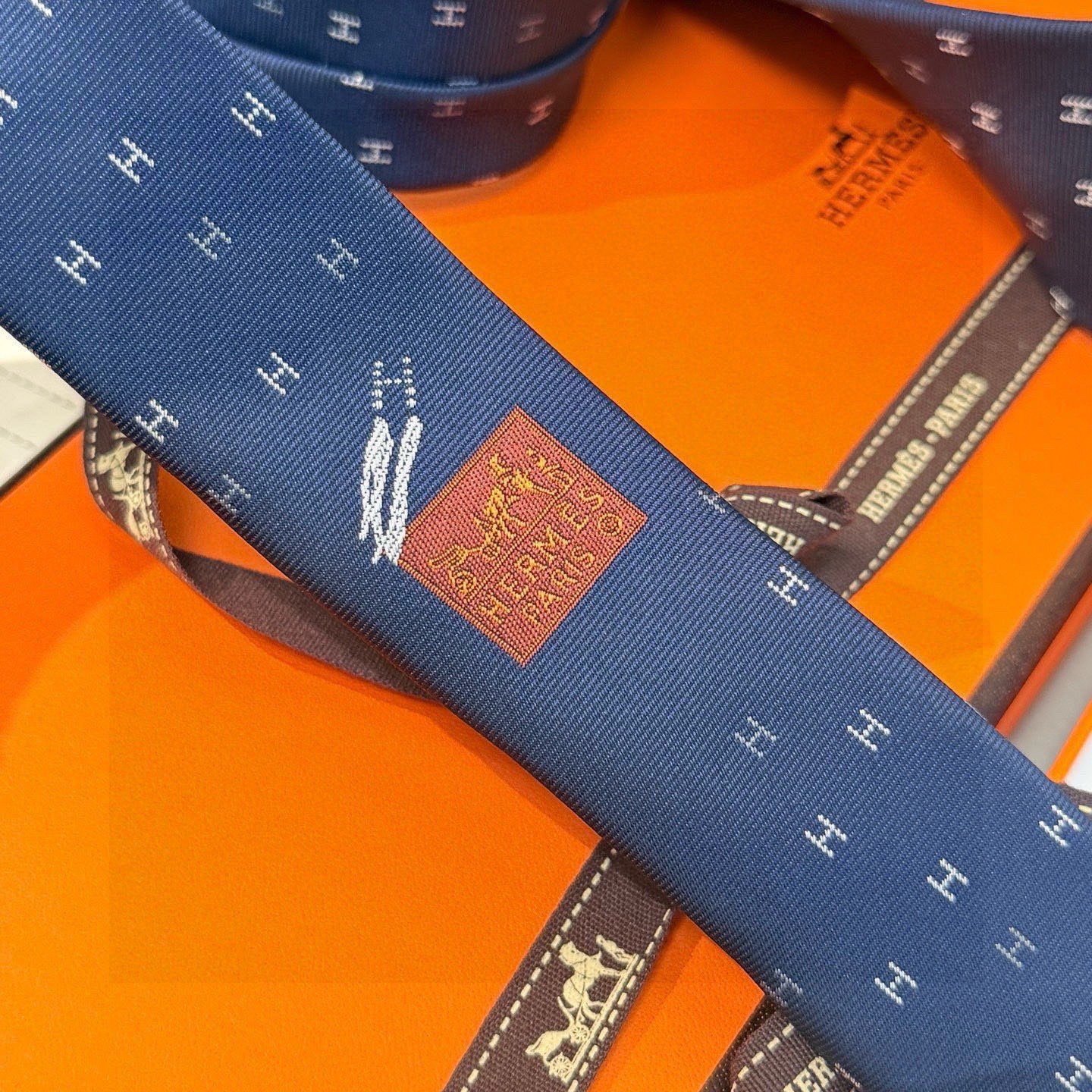 🌾 三色，官方同步新款“H”正从银河划过。稀有H家每年都有一千条不同印花的领带面世，从最初的多以几何图案