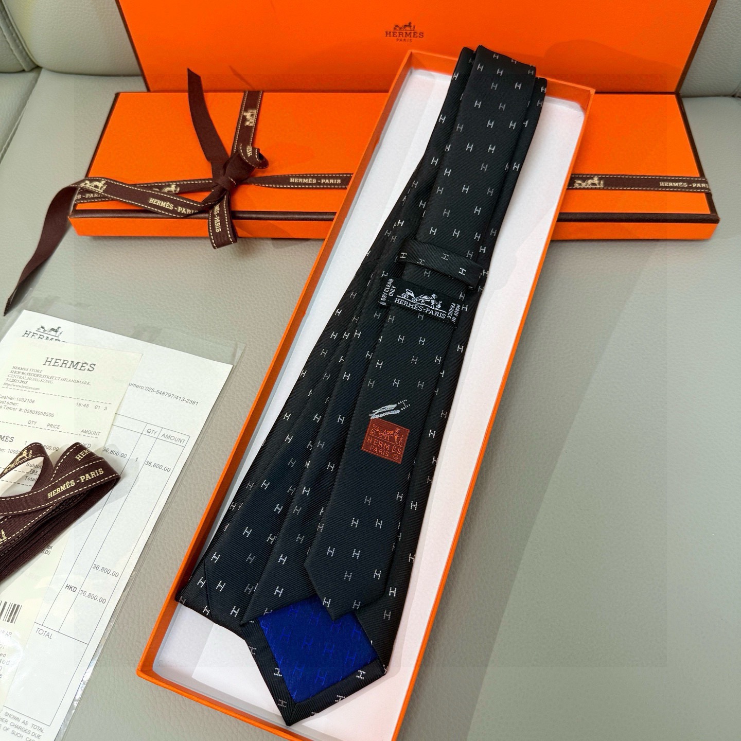 🌾 三色，官方同步新款“H”正从银河划过。稀有H家每年都有一千条不同印花的领带面世，从最初的多以几何图案