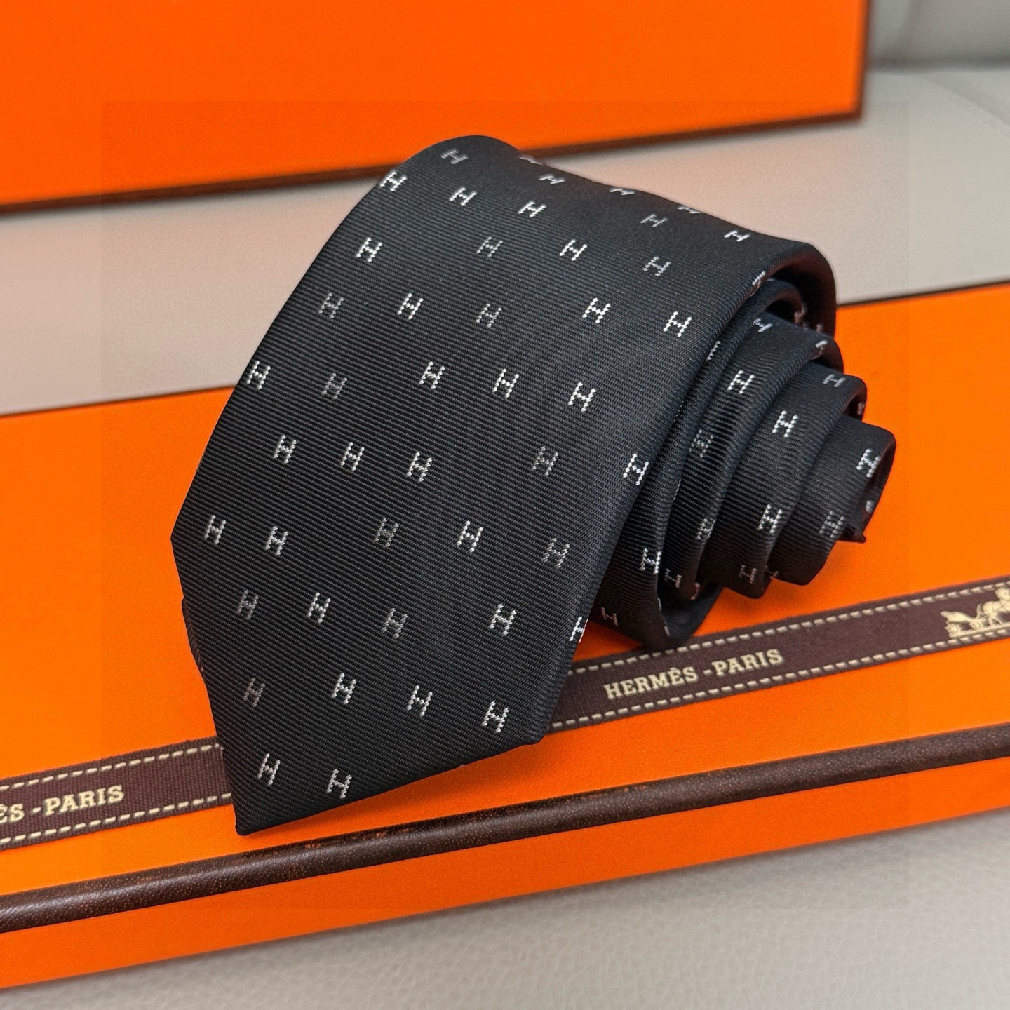 🌾 三色，官方同步新款“H”正从银河划过。稀有H家每年都有一千条不同印花的领带面世，从最初的多以几何图案