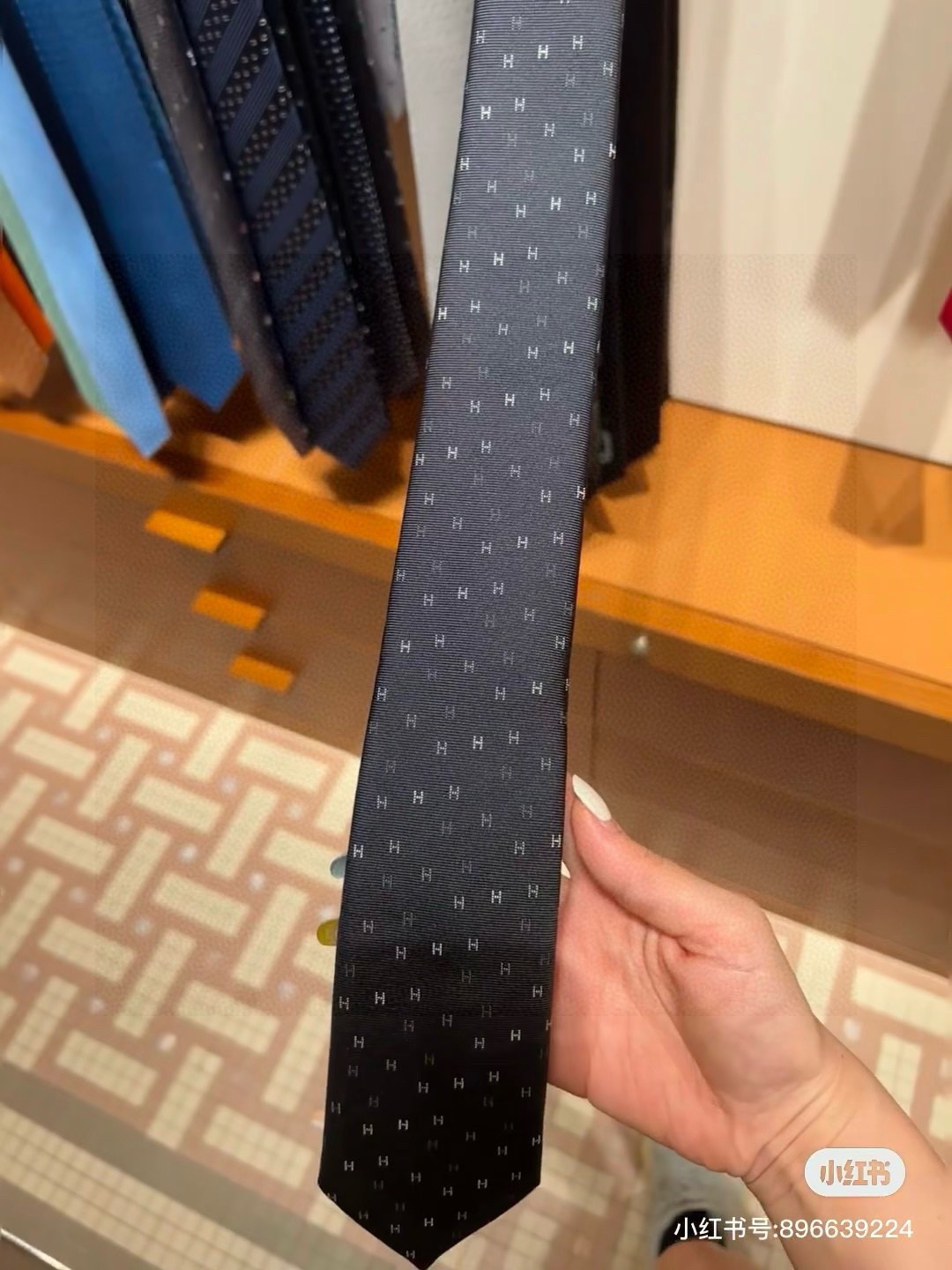 🌾 三色，官方同步新款“H”正从银河划过。稀有H家每年都有一千条不同印花的领带面世，从最初的多以几何图案