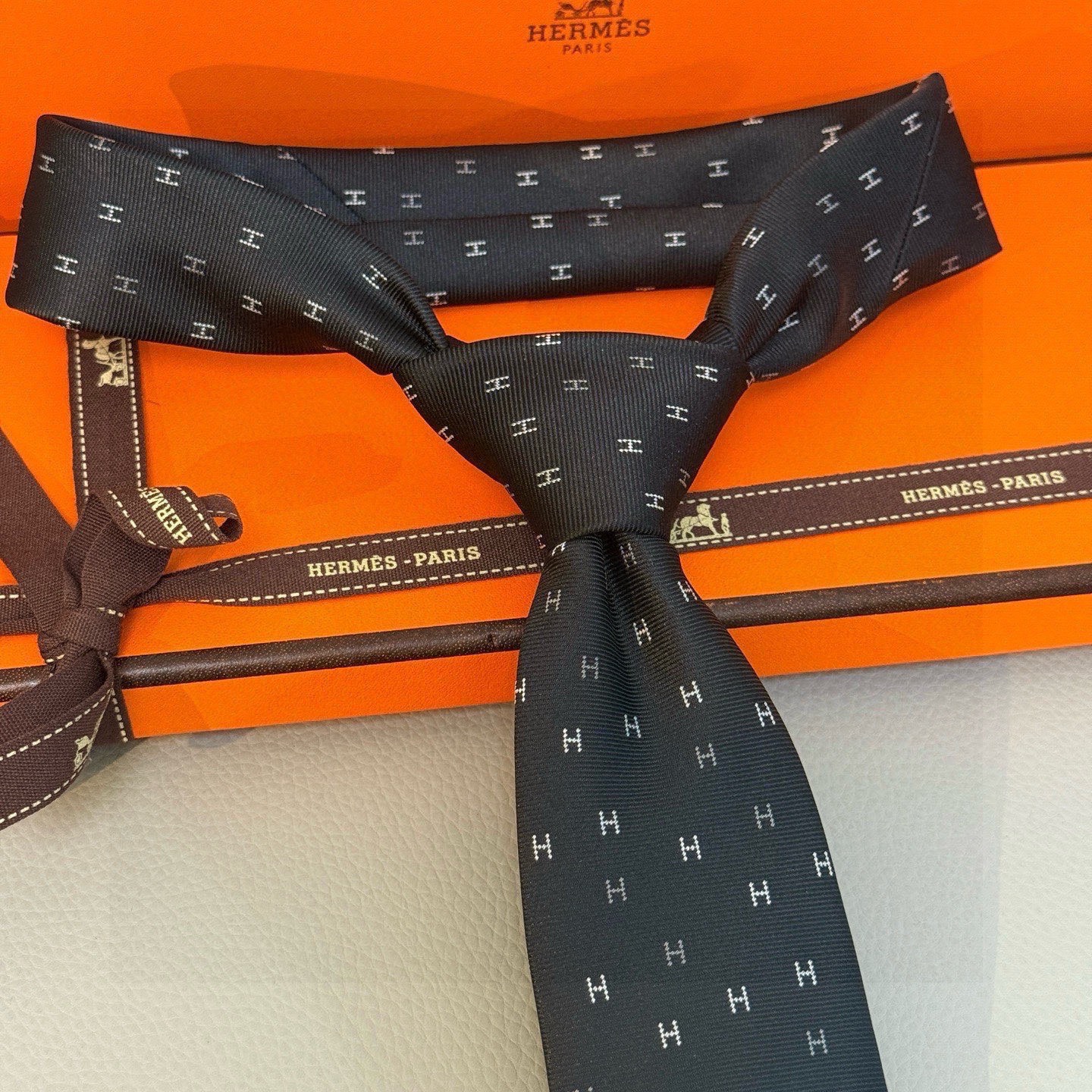 🌾 三色，官方同步新款“H”正从银河划过。稀有H家每年都有一千条不同印花的领带面世，从最初的多以几何图案