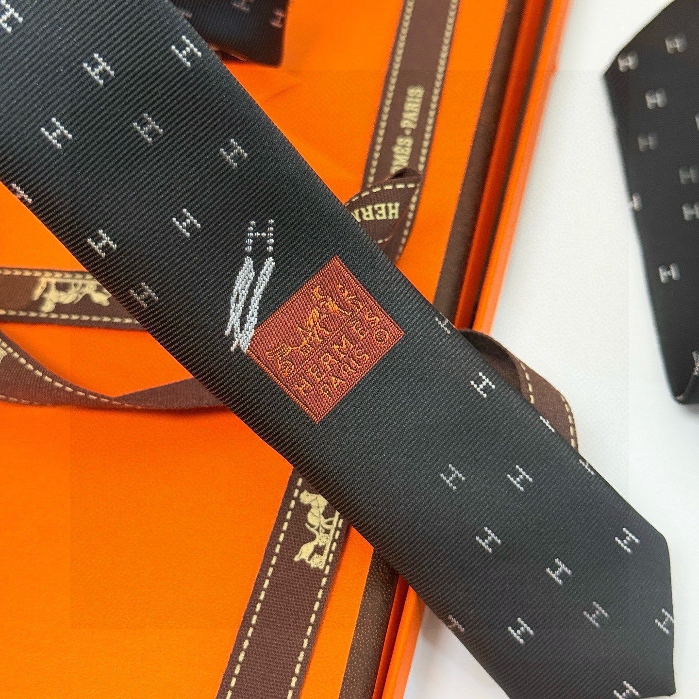🌾 三色，官方同步新款“H”正从银河划过。稀有H家每年都有一千条不同印花的领带面世，从最初的多以几何图案