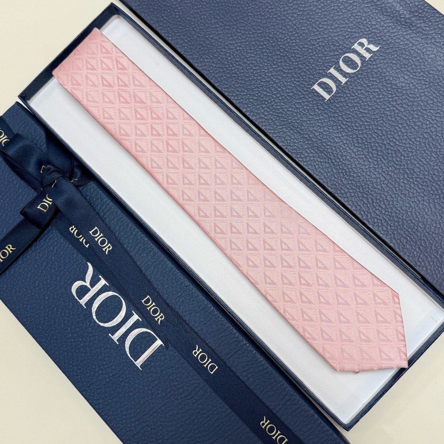 🌾 官方同步新款【线条菱形图案领带】Dior男士蚕丝藤格纹领带 经典三角格纹设计款领带穿搭更显气场！这款