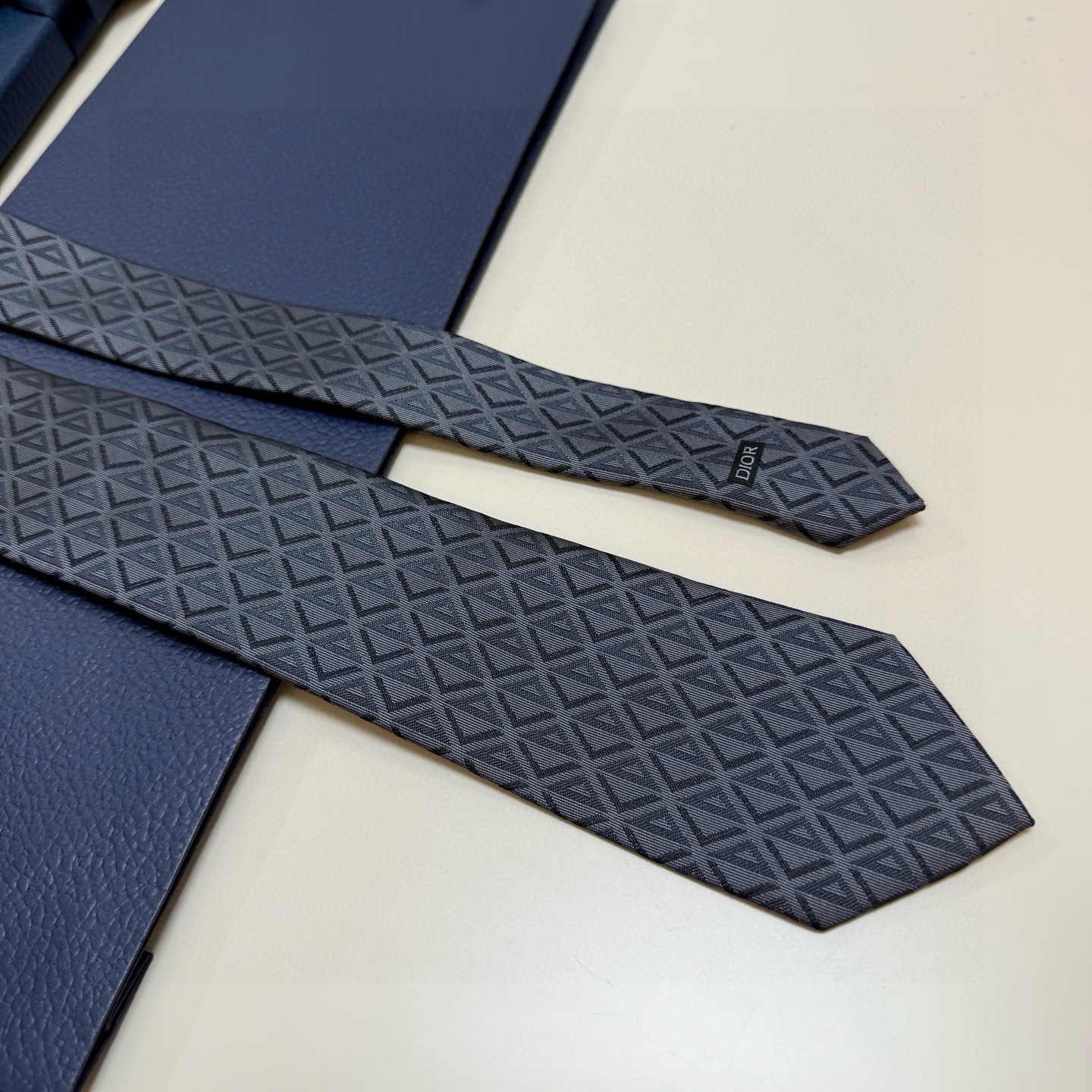 🌾 官方同步新款【线条菱形图案领带】Dior男士蚕丝藤格纹领带 经典三角格纹设计款领带穿搭更显气场！这款