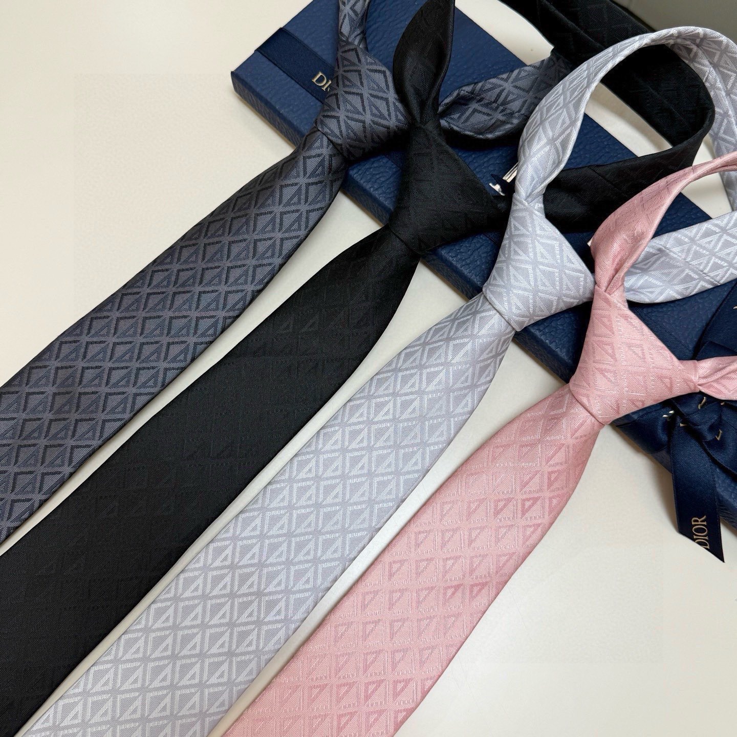 🌾 官方同步新款【线条菱形图案领带】Dior男士蚕丝藤格纹领带 经典三角格纹设计款领带穿搭更显气场！这款