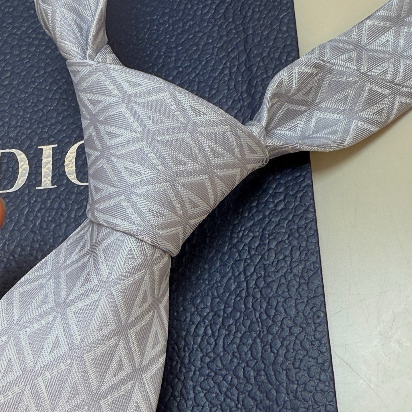 🌾 官方同步新款【线条菱形图案领带】Dior男士蚕丝藤格纹领带 经典三角格纹设计款领带穿搭更显气场！这款