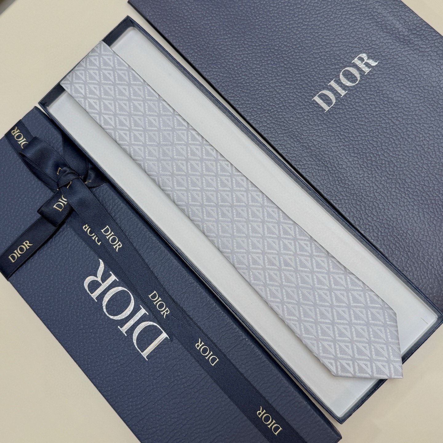 🌾 官方同步新款【线条菱形图案领带】Dior男士蚕丝藤格纹领带 经典三角格纹设计款领带穿搭更显气场！这款