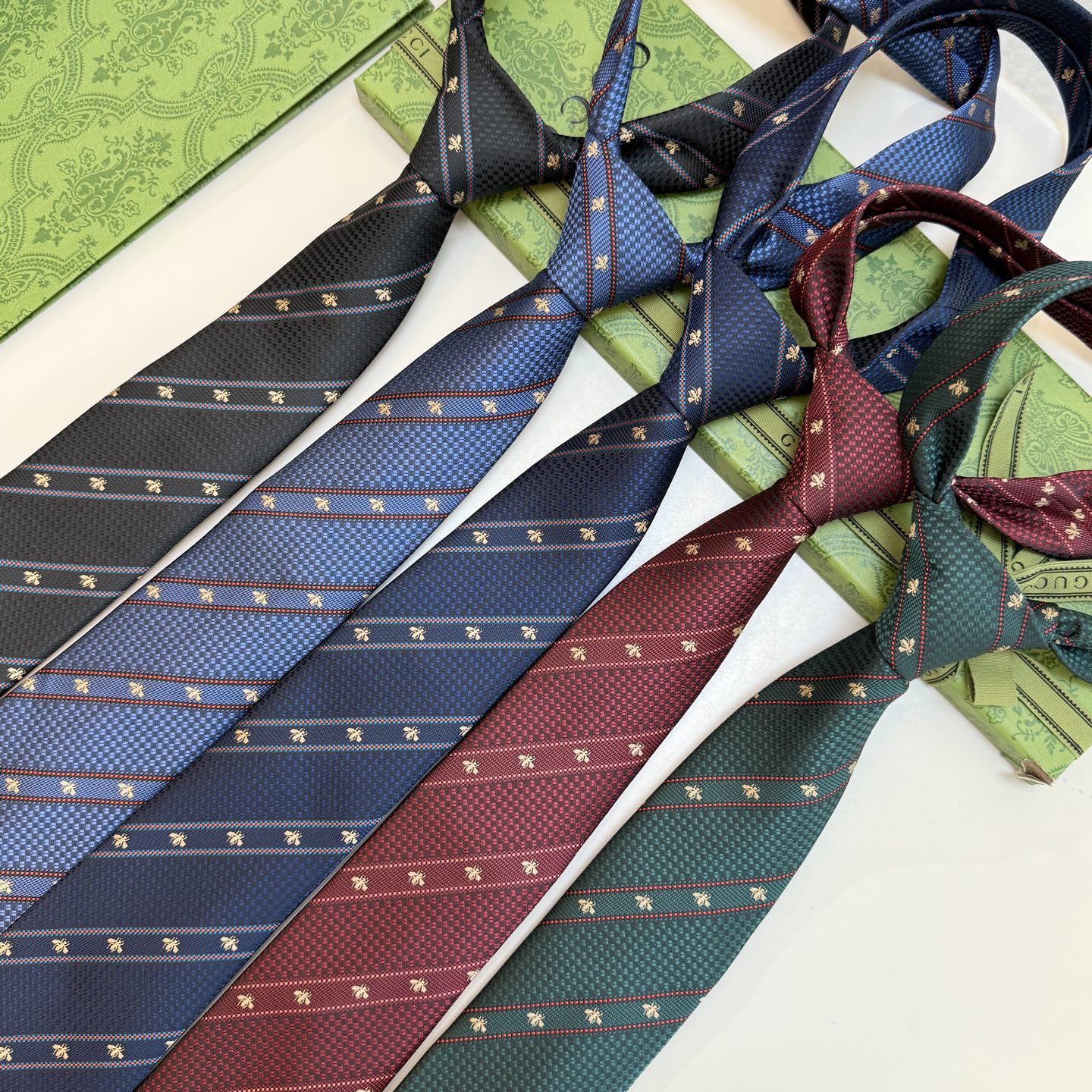 🌾古驰gucci小蜜蜂男士领带系列蜜蜂斜纹领带】👔👔，稀有🐝🐝展现精湛手工与时尚优雅的理想选择，这款领带