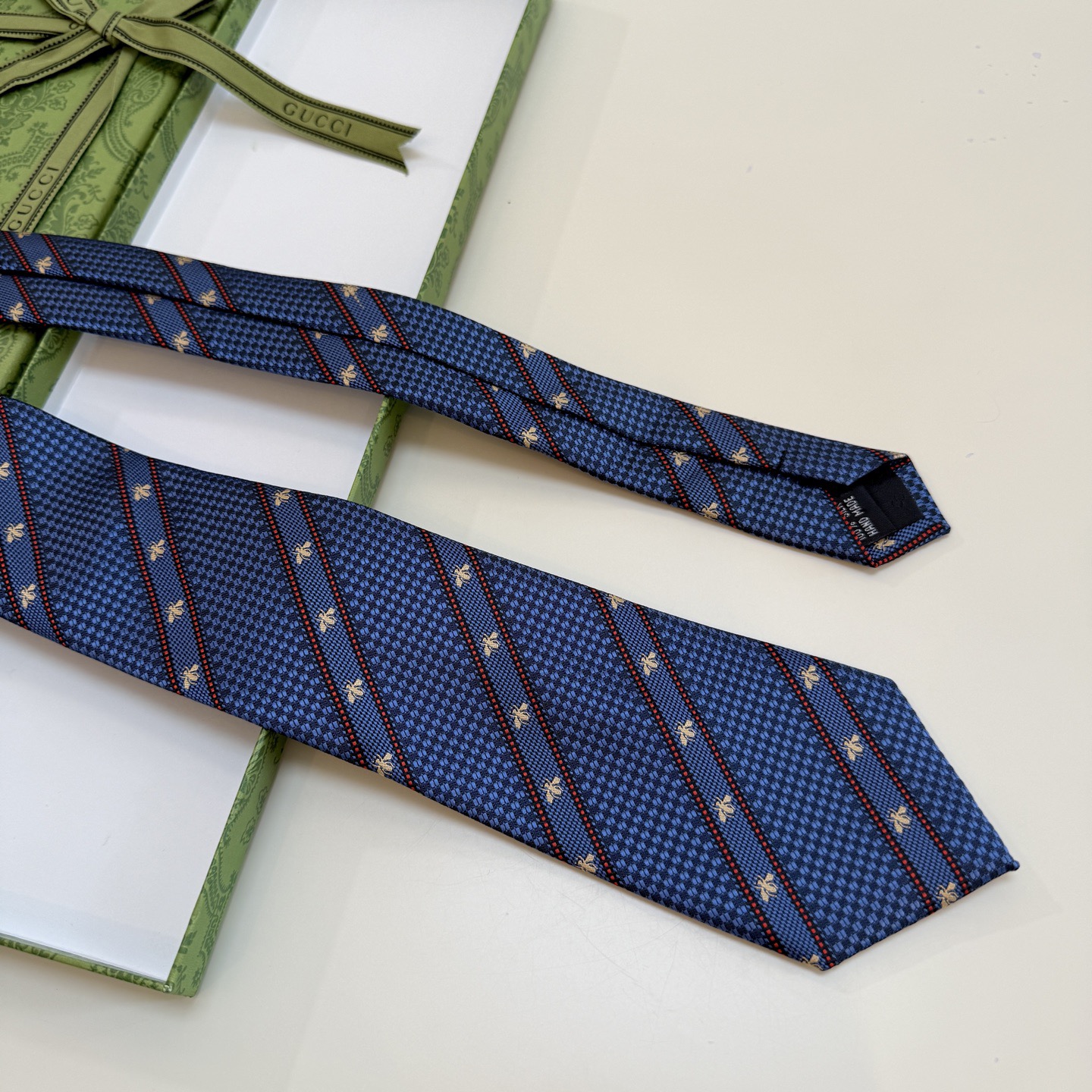 🌾古驰gucci小蜜蜂男士领带系列蜜蜂斜纹领带】👔👔，稀有🐝🐝展现精湛手工与时尚优雅的理想选择，这款领带