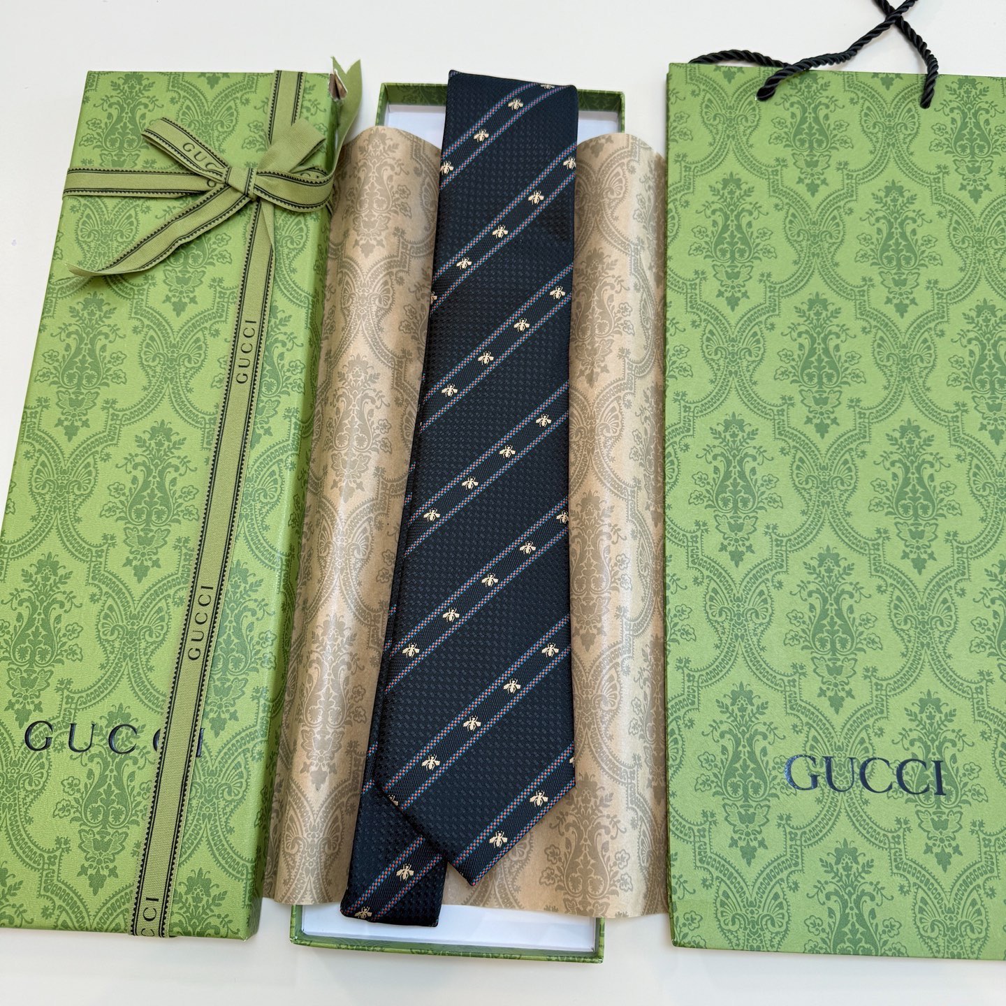 🌾古驰gucci小蜜蜂男士领带系列蜜蜂斜纹领带】👔👔，稀有🐝🐝展现精湛手工与时尚优雅的理想选择，这款领带