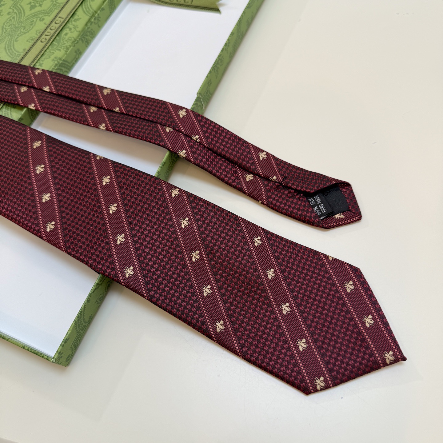 🌾古驰gucci小蜜蜂男士领带系列蜜蜂斜纹领带】👔👔，稀有🐝🐝展现精湛手工与时尚优雅的理想选择，这款领带