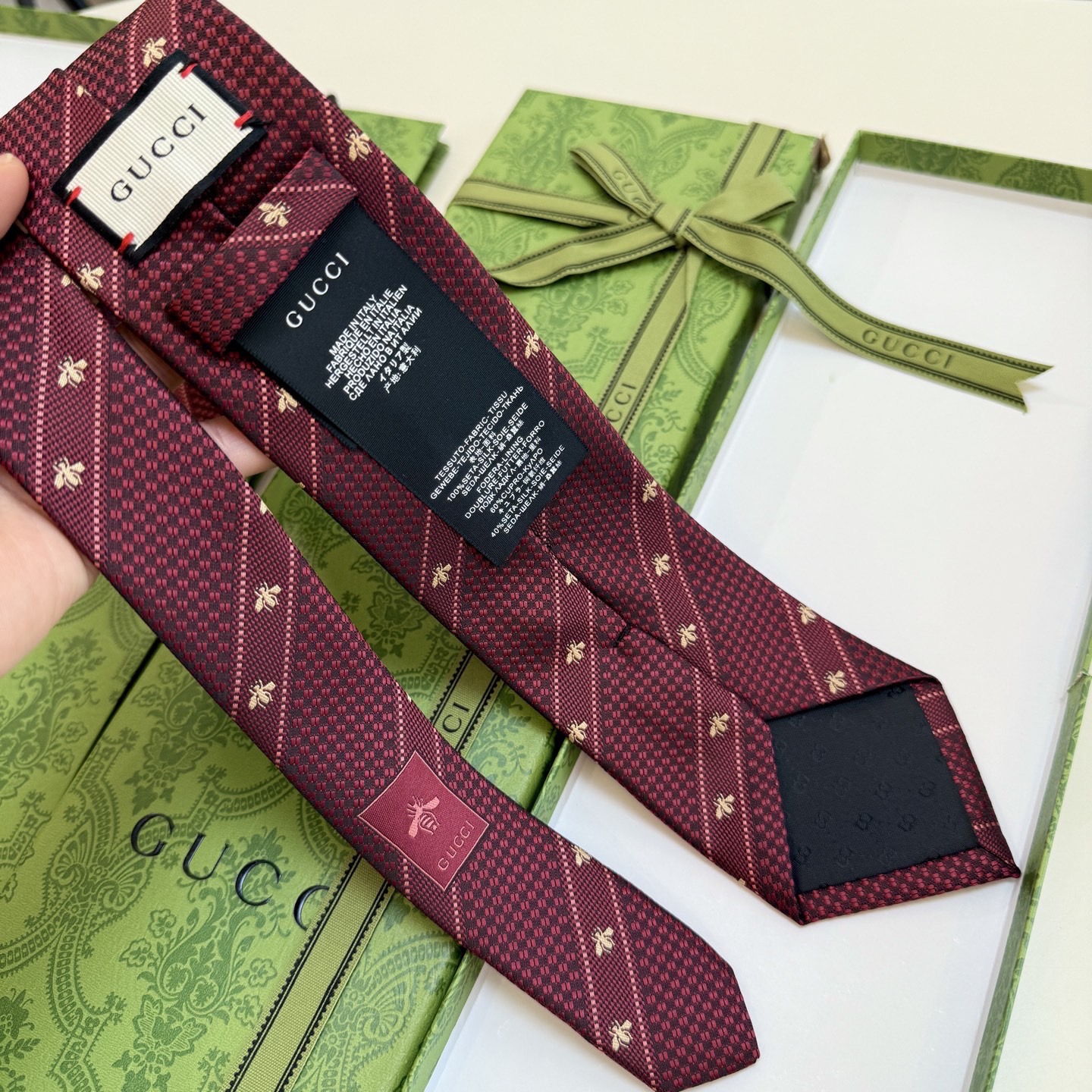 🌾古驰gucci小蜜蜂男士领带系列蜜蜂斜纹领带】👔👔，稀有🐝🐝展现精湛手工与时尚优雅的理想选择，这款领带
