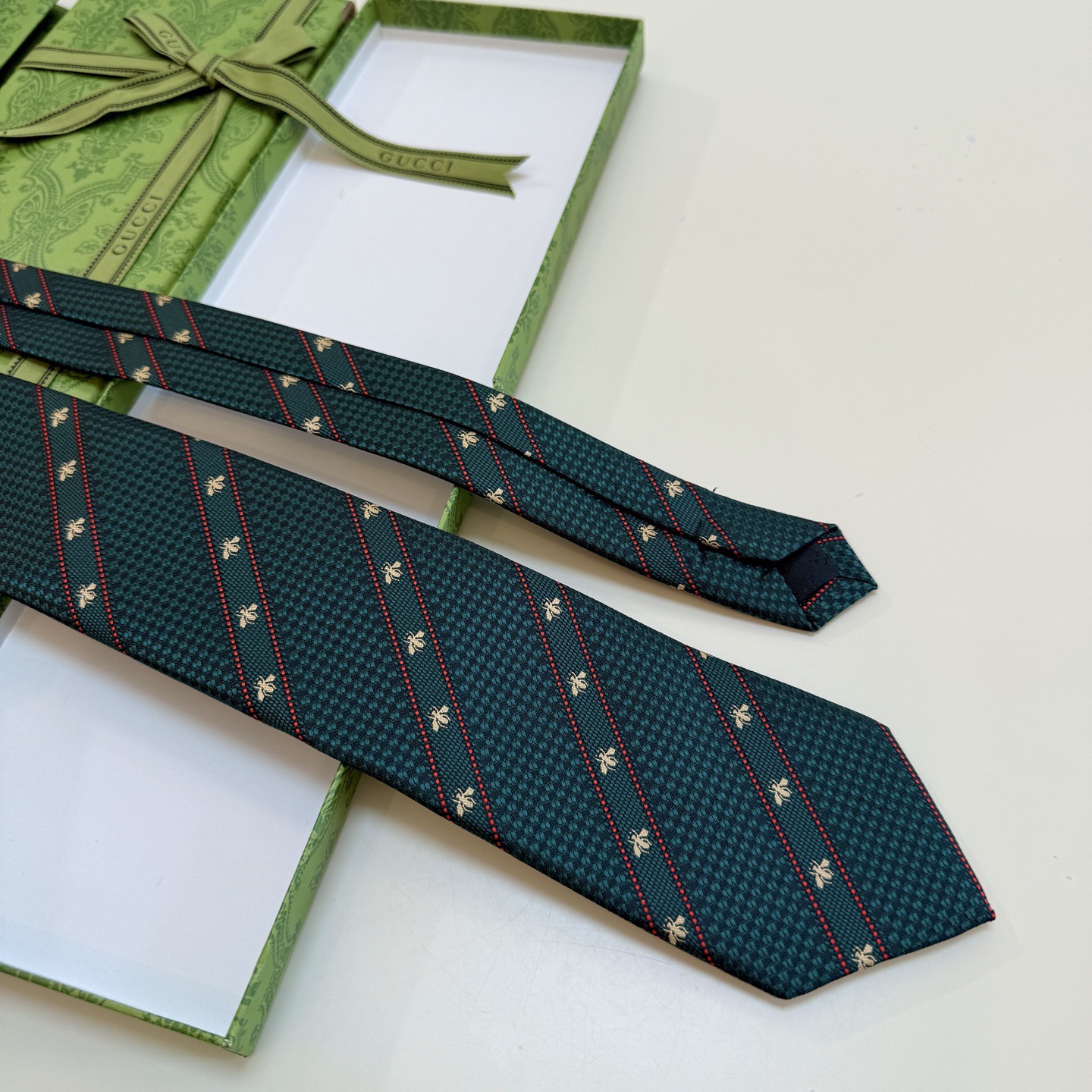 🌾古驰gucci小蜜蜂男士领带系列蜜蜂斜纹领带】👔👔，稀有🐝🐝展现精湛手工与时尚优雅的理想选择，这款领带