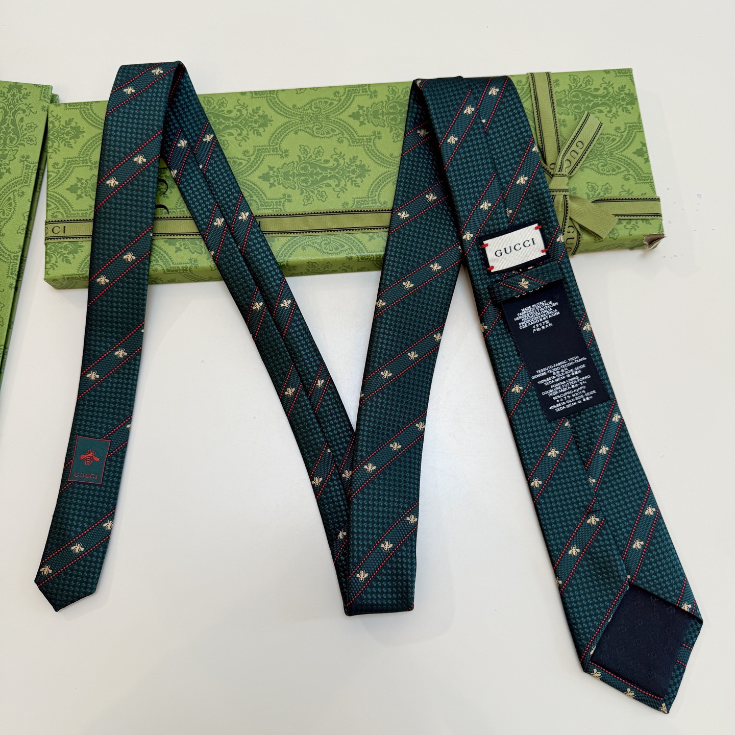 🌾古驰gucci小蜜蜂男士领带系列蜜蜂斜纹领带】👔👔，稀有🐝🐝展现精湛手工与时尚优雅的理想选择，这款领带