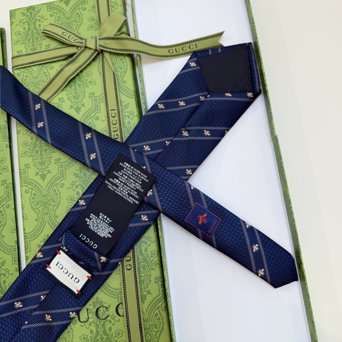 🌾古驰gucci小蜜蜂男士领带系列蜜蜂斜纹领带】👔👔，稀有🐝🐝展现精湛手工与时尚优雅的理想选择，这款领带