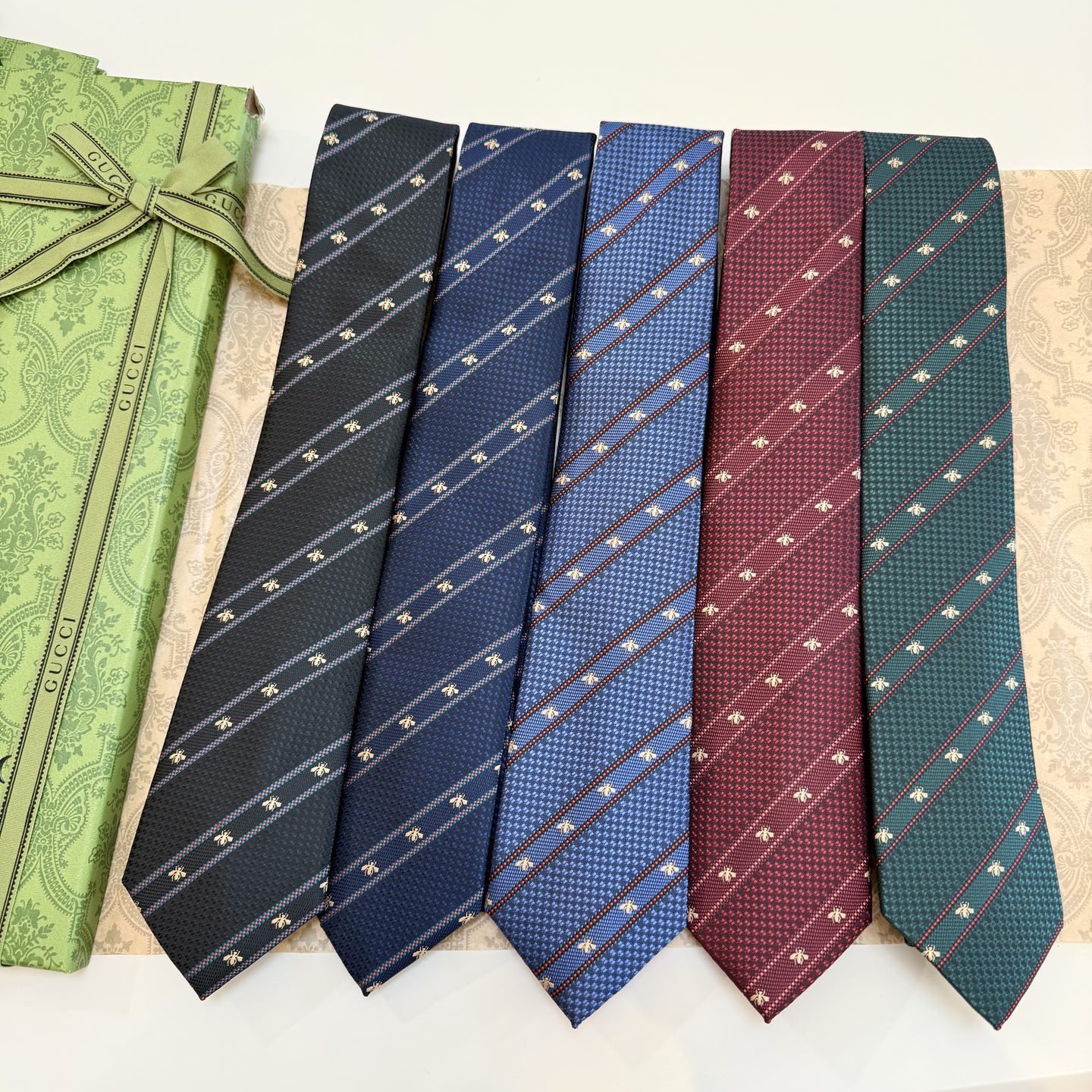 🌾古驰gucci小蜜蜂男士领带系列蜜蜂斜纹领带】👔👔，稀有🐝🐝展现精湛手工与时尚优雅的理想选择，这款领带