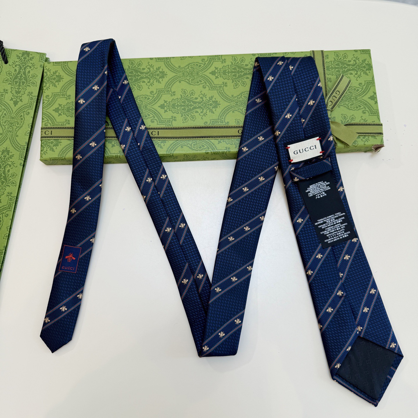 🌾古驰gucci小蜜蜂男士领带系列蜜蜂斜纹领带】👔👔，稀有🐝🐝展现精湛手工与时尚优雅的理想选择，这款领带