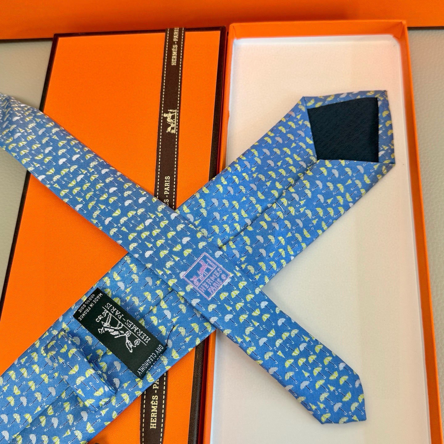 🌾雨伞印花领带👔👔，稀有爱马仕家每年都有一千条不同印花的领带面世，从最初的多以几何图案表现骑术活动为主，