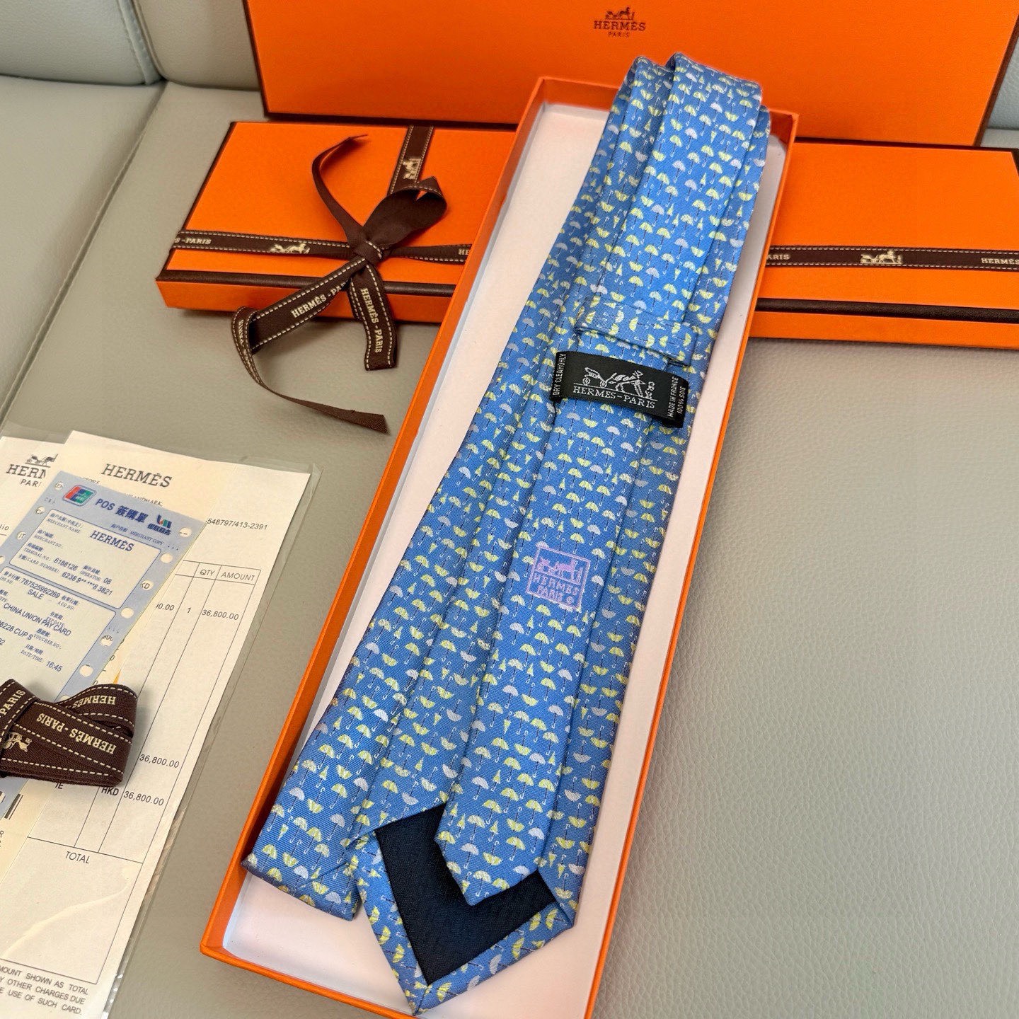 🌾雨伞印花领带👔👔，稀有爱马仕家每年都有一千条不同印花的领带面世，从最初的多以几何图案表现骑术活动为主，