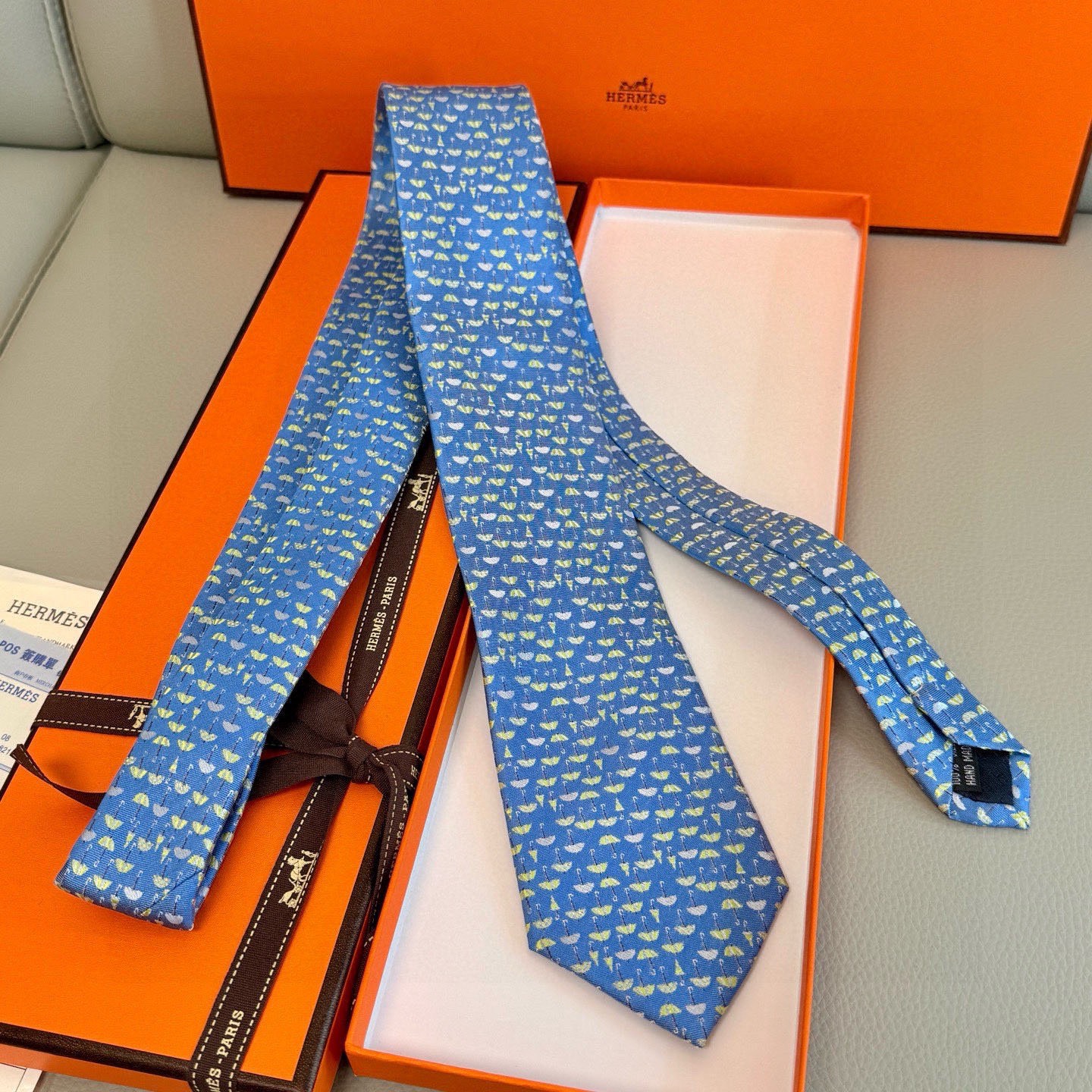 🌾雨伞印花领带👔👔，稀有爱马仕家每年都有一千条不同印花的领带面世，从最初的多以几何图案表现骑术活动为主，