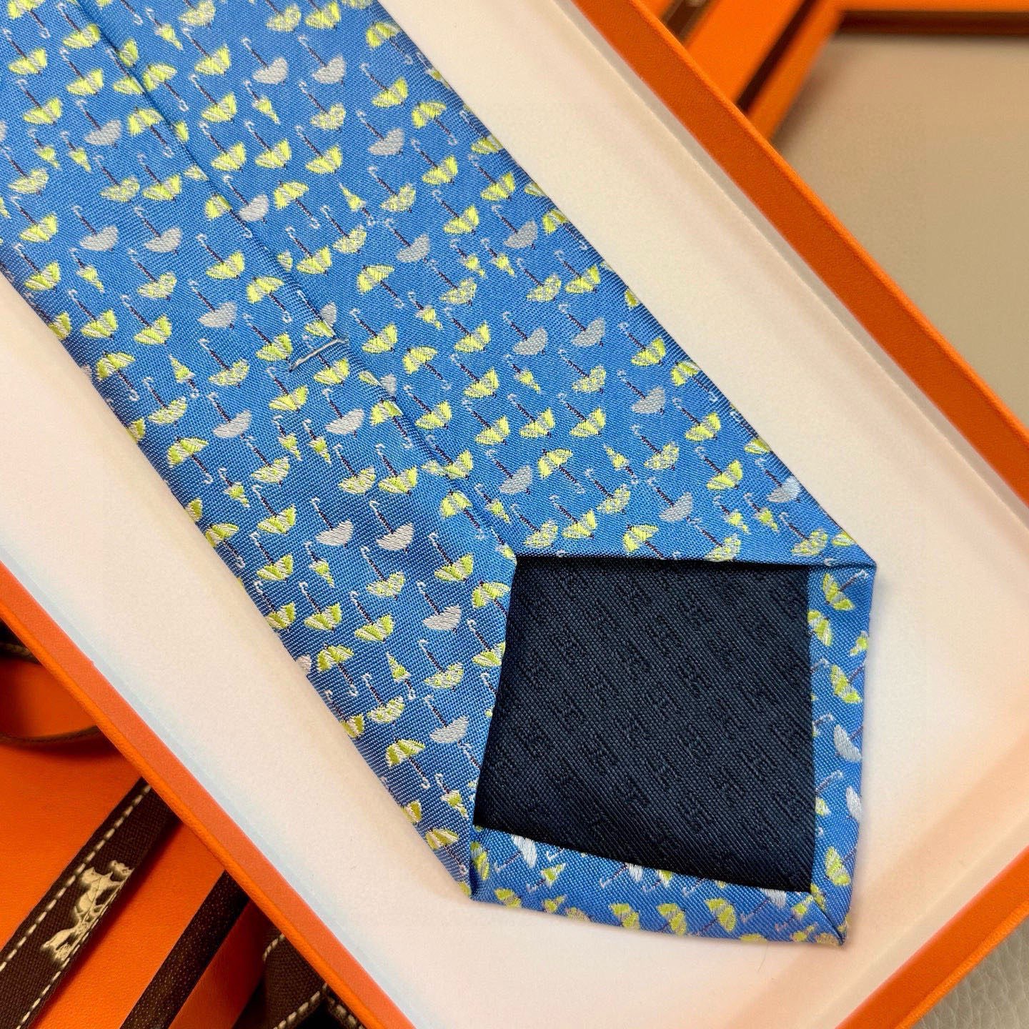 🌾雨伞印花领带👔👔，稀有爱马仕家每年都有一千条不同印花的领带面世，从最初的多以几何图案表现骑术活动为主，