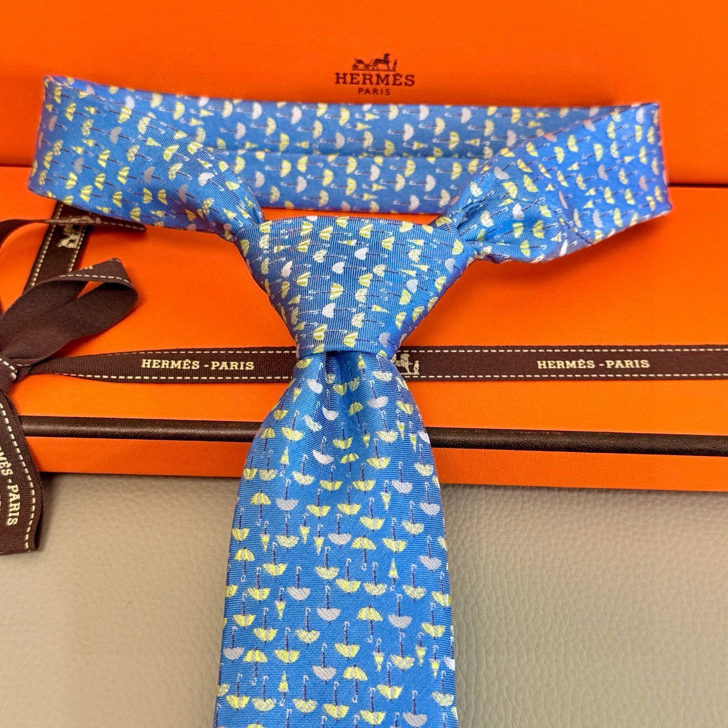 🌾雨伞印花领带👔👔，稀有爱马仕家每年都有一千条不同印花的领带面世，从最初的多以几何图案表现骑术活动为主，
