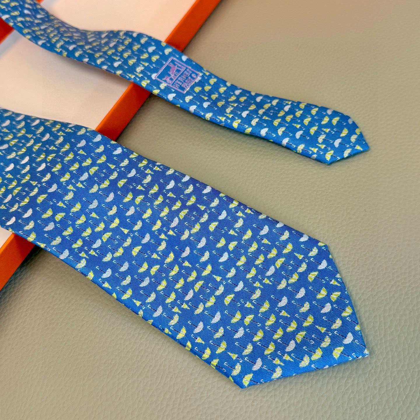 🌾雨伞印花领带👔👔，稀有爱马仕家每年都有一千条不同印花的领带面世，从最初的多以几何图案表现骑术活动为主，