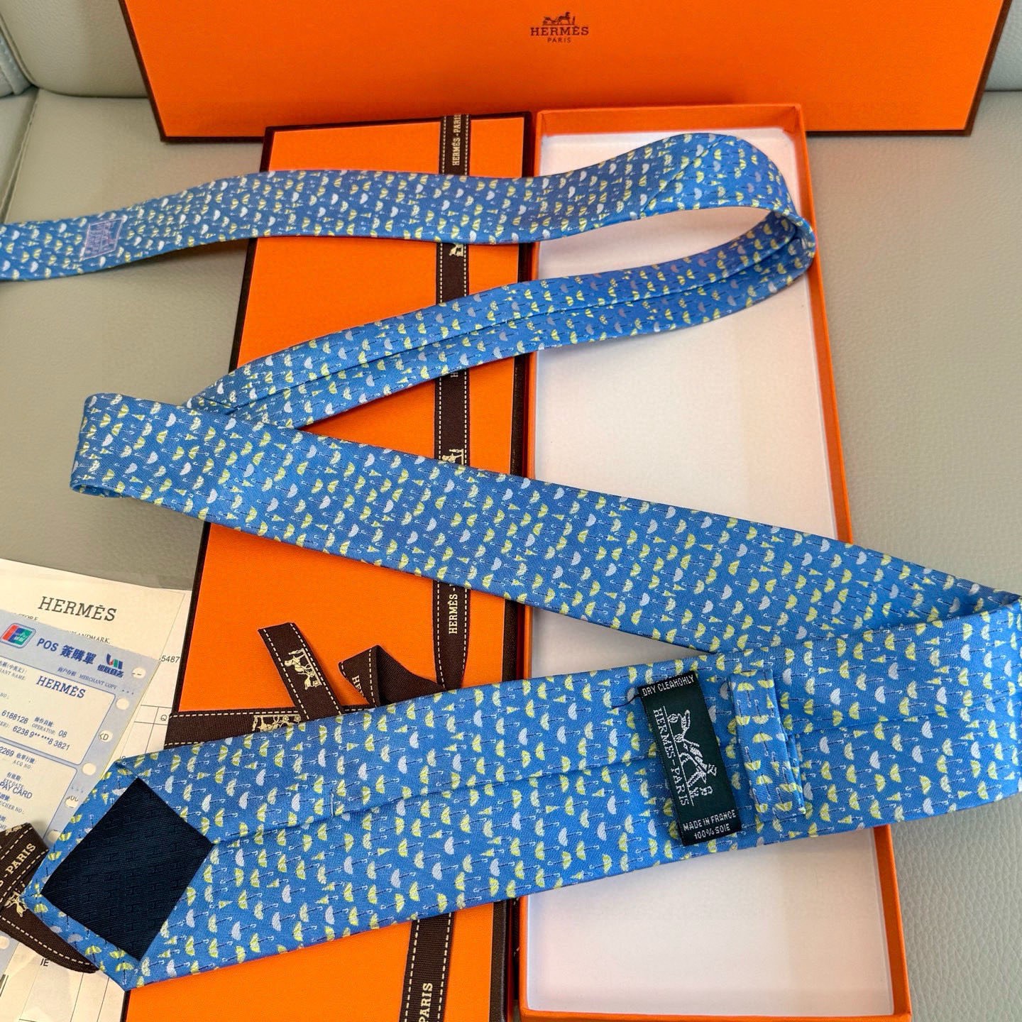 🌾雨伞印花领带👔👔，稀有爱马仕家每年都有一千条不同印花的领带面世，从最初的多以几何图案表现骑术活动为主，