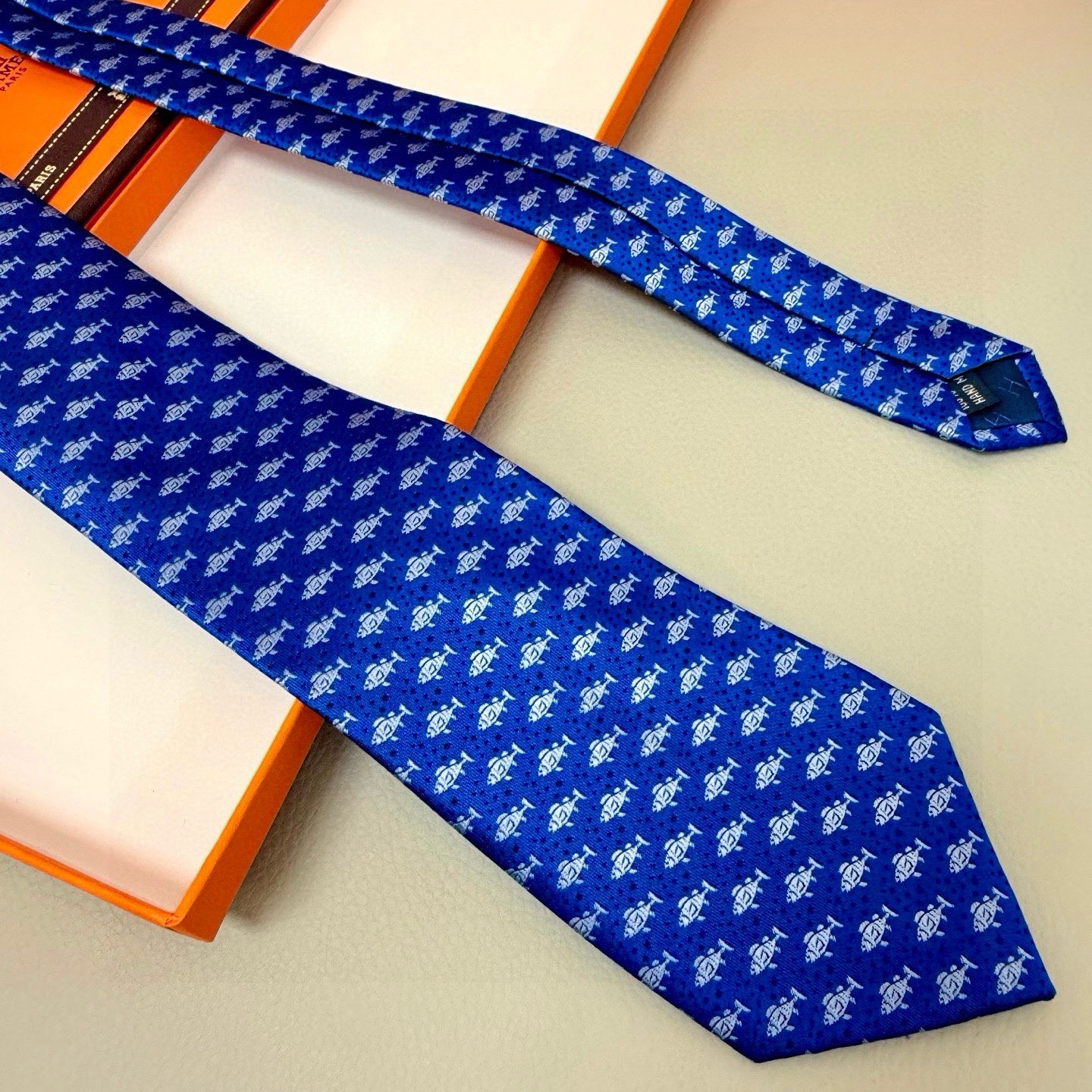 🌾男士新款领带系列【H小鱼图案领带】👔👔，稀有H家每年都有一千条不同印花的领带面世，从最初的多以几何图案