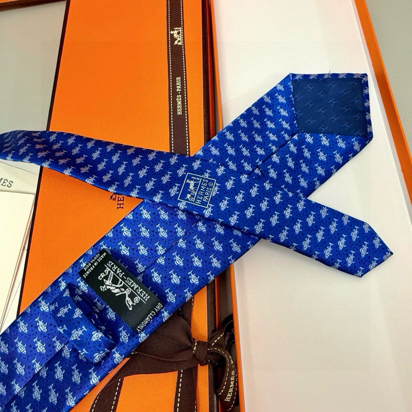 🌾男士新款领带系列【H小鱼图案领带】👔👔，稀有H家每年都有一千条不同印花的领带面世，从最初的多以几何图案