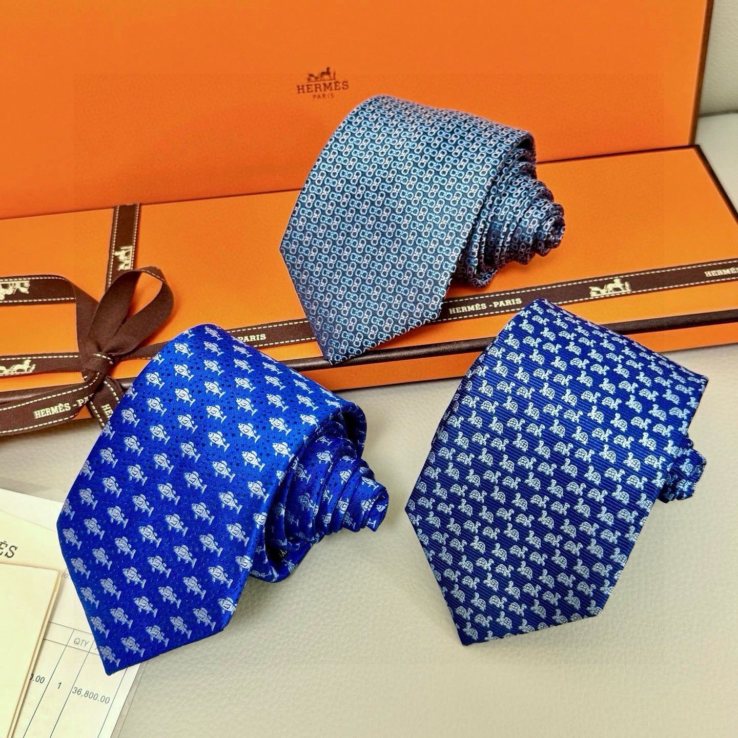 🌾 H小乌龟图案领带👔👔稀有😻😻每年都有一千条不同印花的领带面世从最初的多以几何图案表现骑术活动为主到如