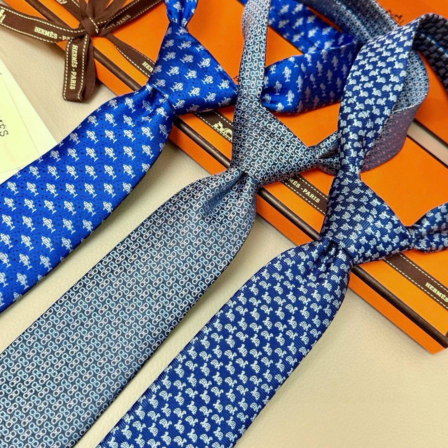 🌾 H小乌龟图案领带👔👔稀有😻😻每年都有一千条不同印花的领带面世从最初的多以几何图案表现骑术活动为主到如