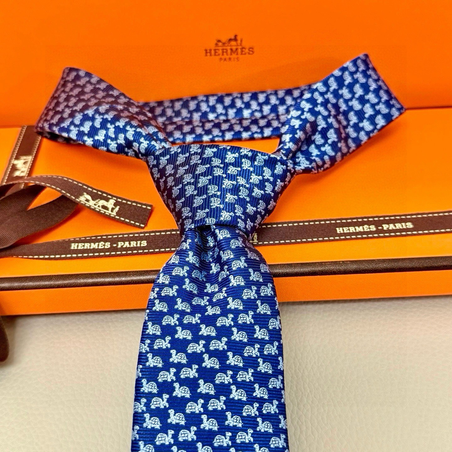 🌾 H小乌龟图案领带👔👔稀有😻😻每年都有一千条不同印花的领带面世从最初的多以几何图案表现骑术活动为主到如