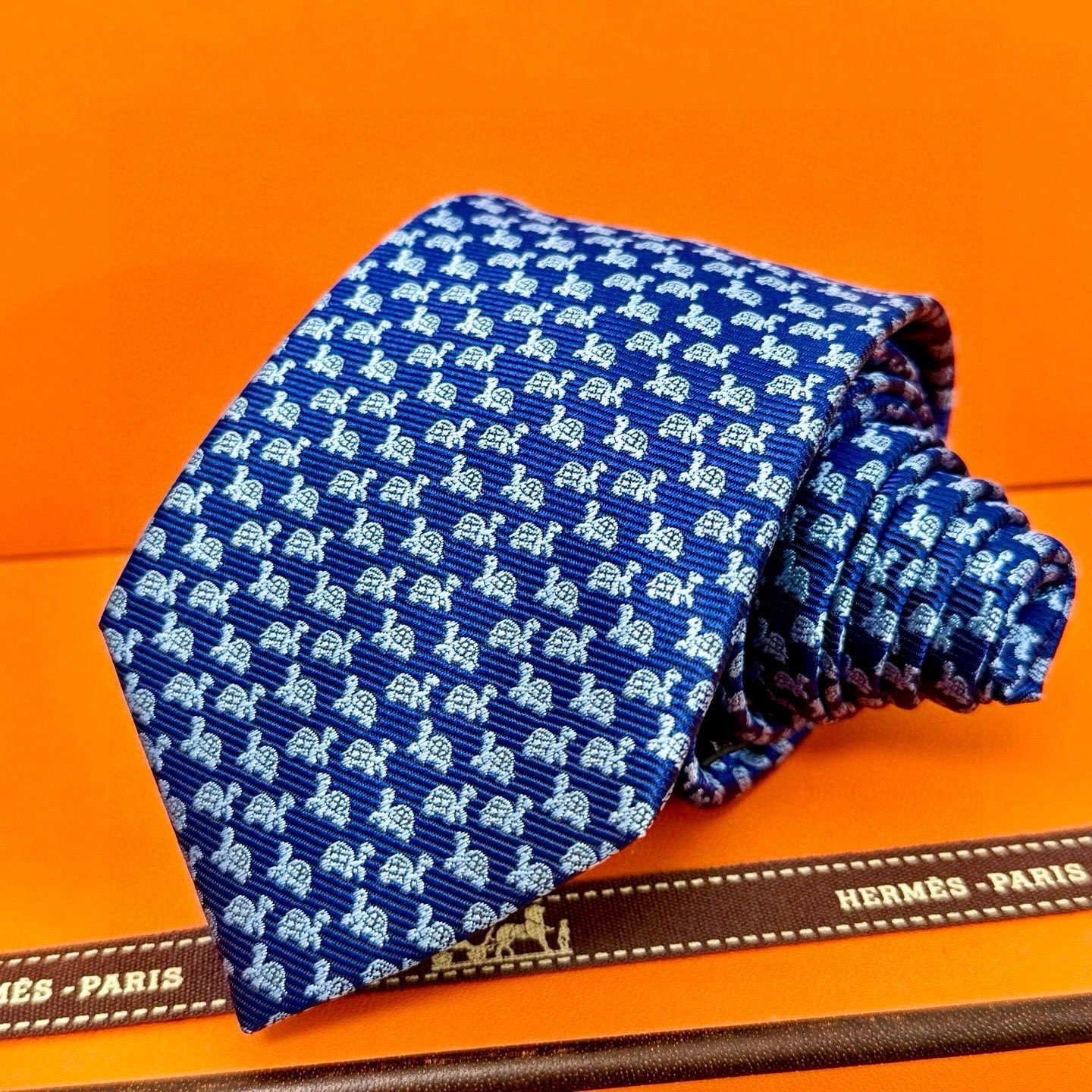 🌾 H小乌龟图案领带👔👔稀有😻😻每年都有一千条不同印花的领带面世从最初的多以几何图案表现骑术活动为主到如