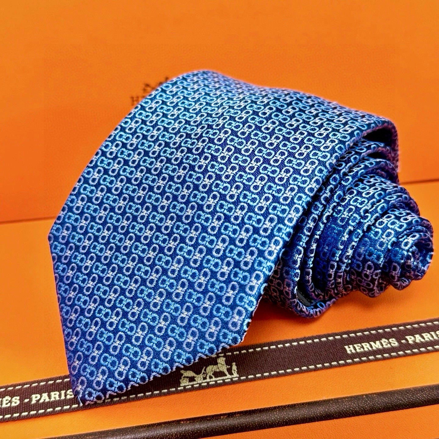 🌾 男士新款领带系列【H连环叠影领带】👔👔，稀有H家每年都有一千条不同印花的领带面世，从最初的多以几何图