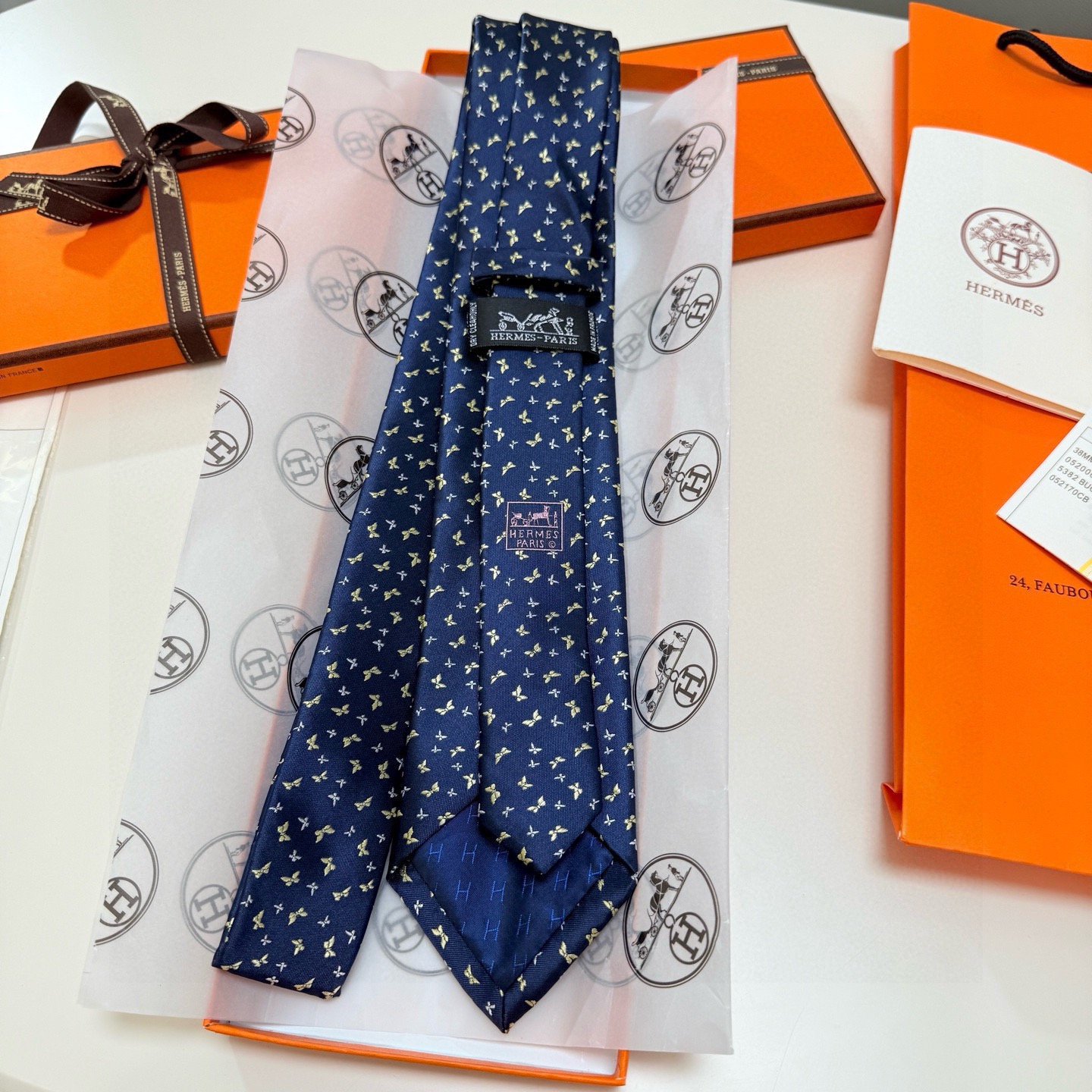 🌾男士新款领带系列【H蝴蝶图案领带】👔👔，稀有H家每年都有一千条不同印花的领带面世，从最初的多以几何图案