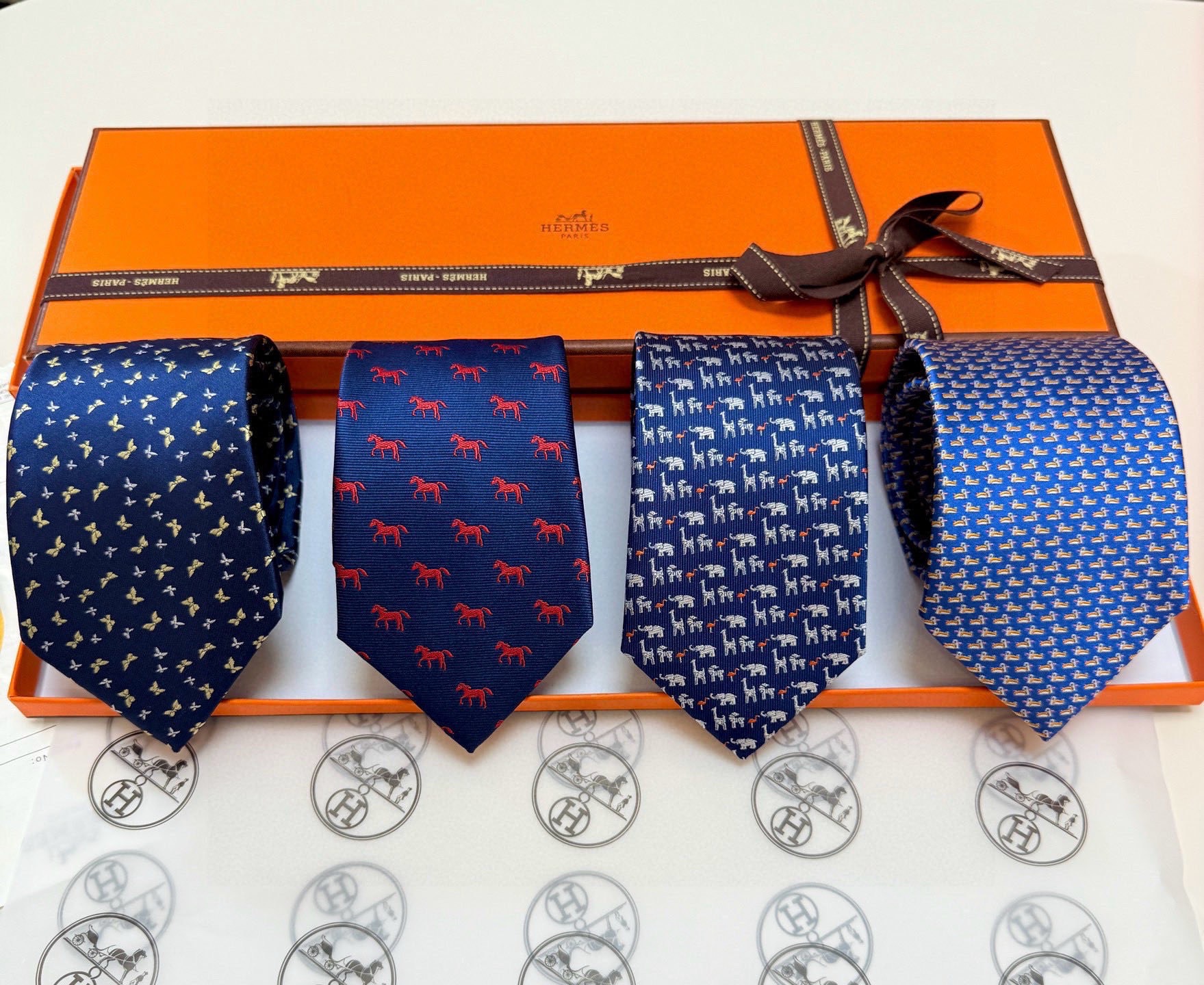 🌾男士新款领带系列【H蝴蝶图案领带】👔👔，稀有H家每年都有一千条不同印花的领带面世，从最初的多以几何图案