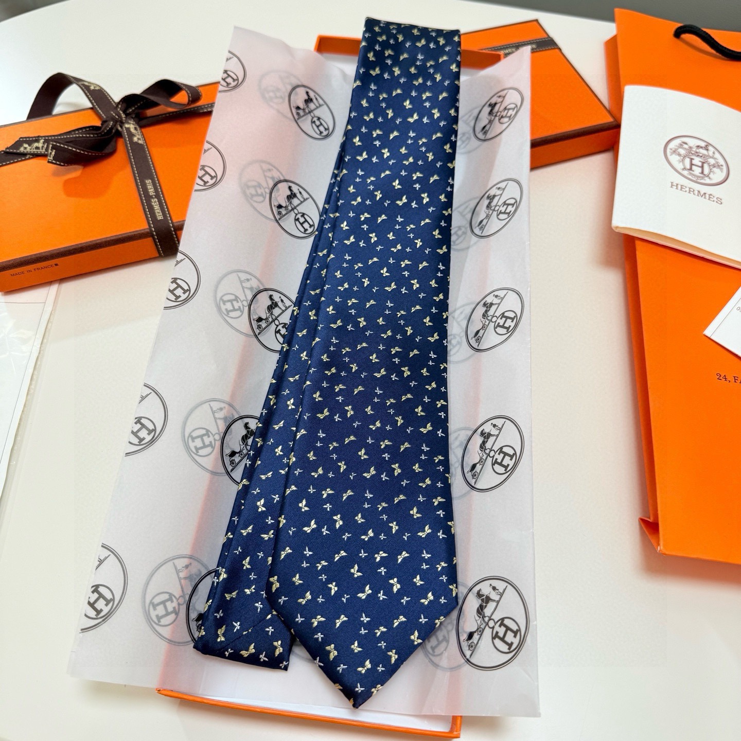 🌾男士新款领带系列【H蝴蝶图案领带】👔👔，稀有H家每年都有一千条不同印花的领带面世，从最初的多以几何图案