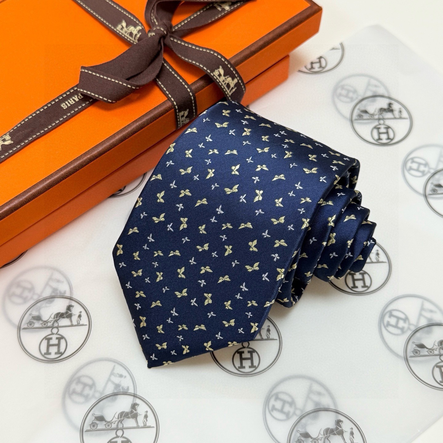 🌾男士新款领带系列【H蝴蝶图案领带】👔👔，稀有H家每年都有一千条不同印花的领带面世，从最初的多以几何图案