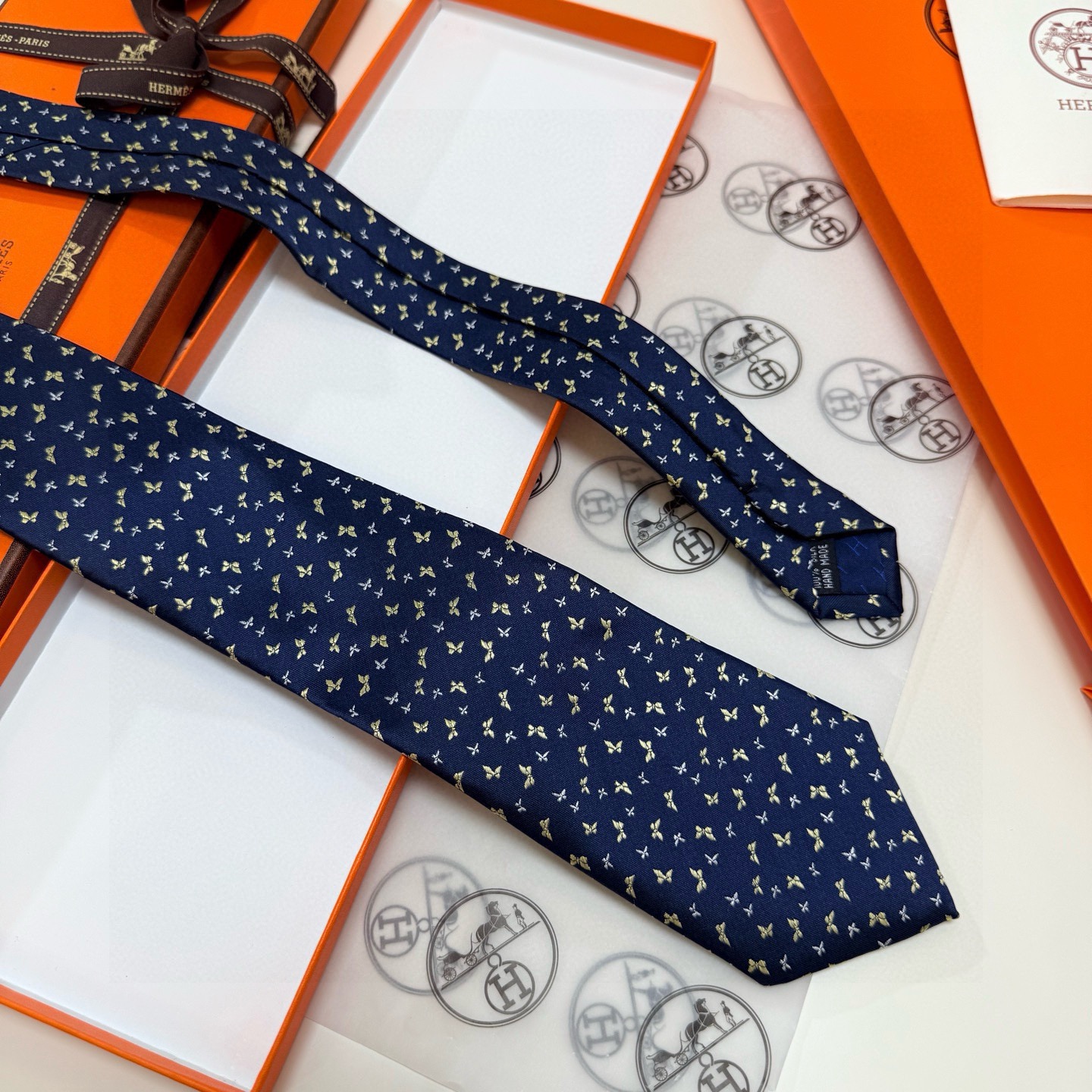 🌾男士新款领带系列【H蝴蝶图案领带】👔👔，稀有H家每年都有一千条不同印花的领带面世，从最初的多以几何图案