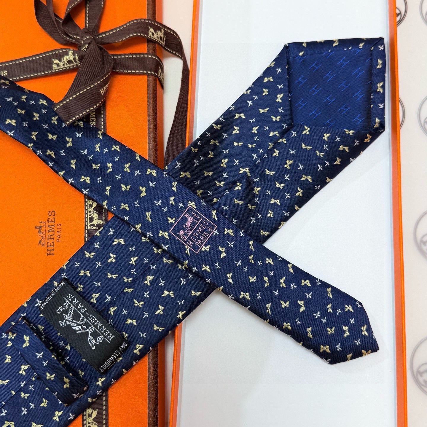 🌾男士新款领带系列【H蝴蝶图案领带】👔👔，稀有H家每年都有一千条不同印花的领带面世，从最初的多以几何图案