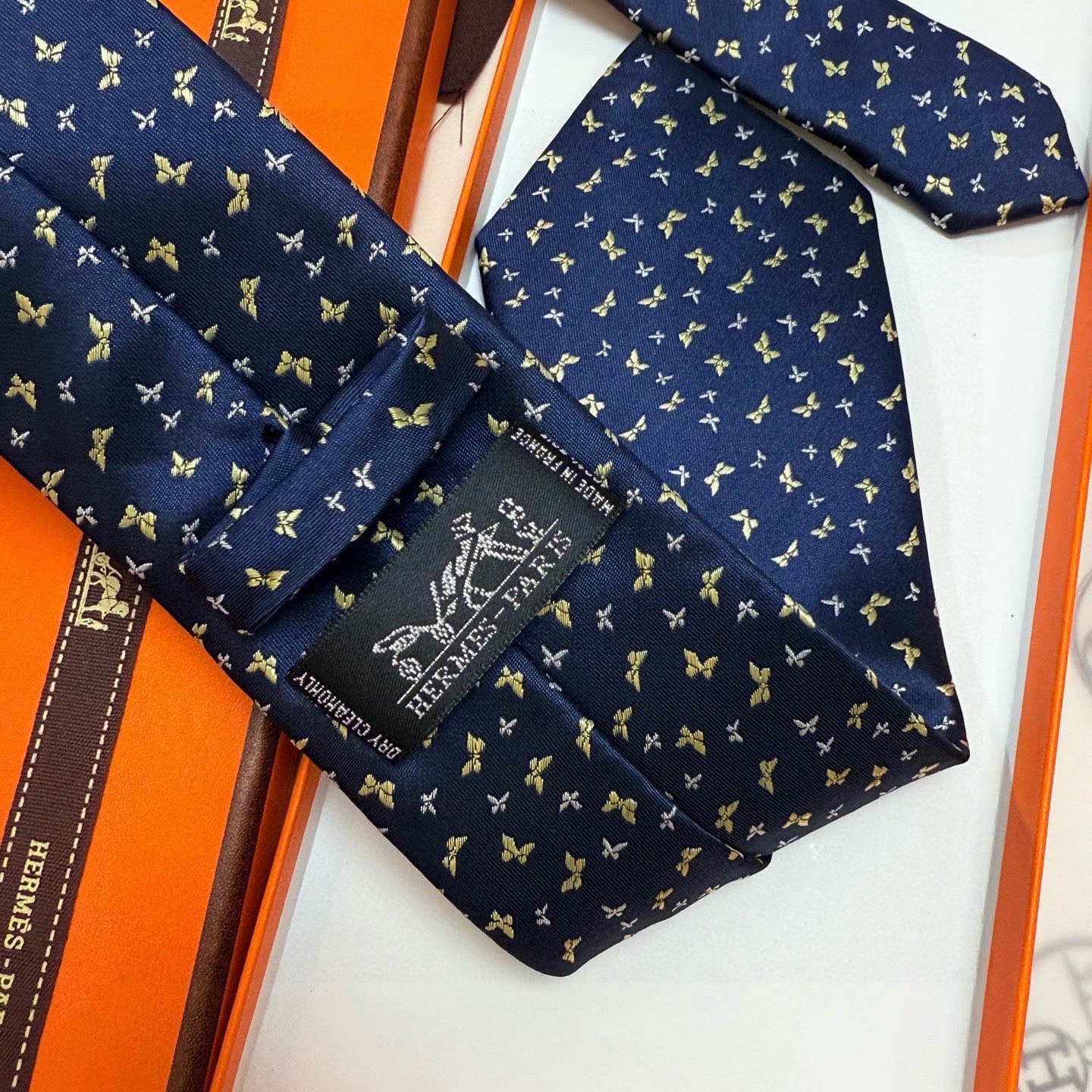 🌾男士新款领带系列【H蝴蝶图案领带】👔👔，稀有H家每年都有一千条不同印花的领带面世，从最初的多以几何图案