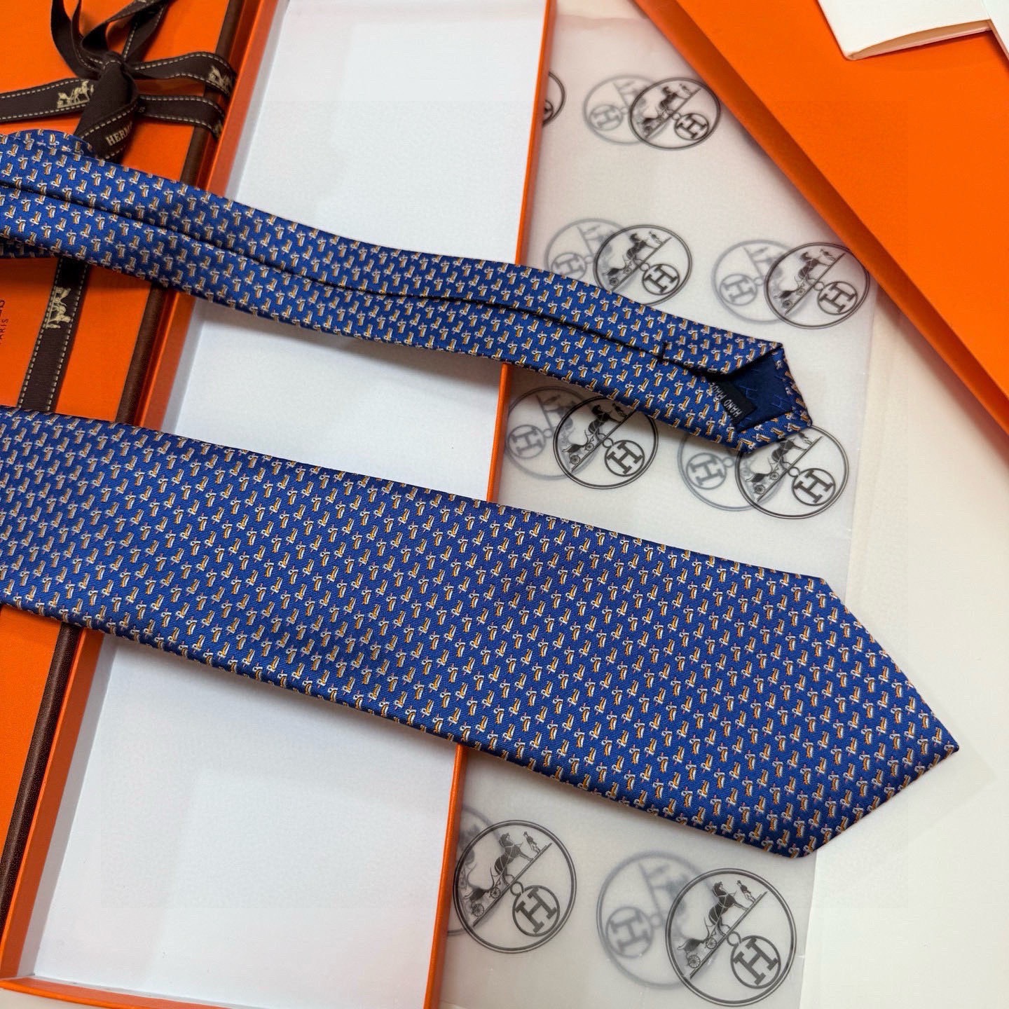 🌾 👨‍⚖👨‍✈男士新款领带系列，稀有H家每年都有一千条不同印花的领带面世，从最初的多以几何图案表现骑术