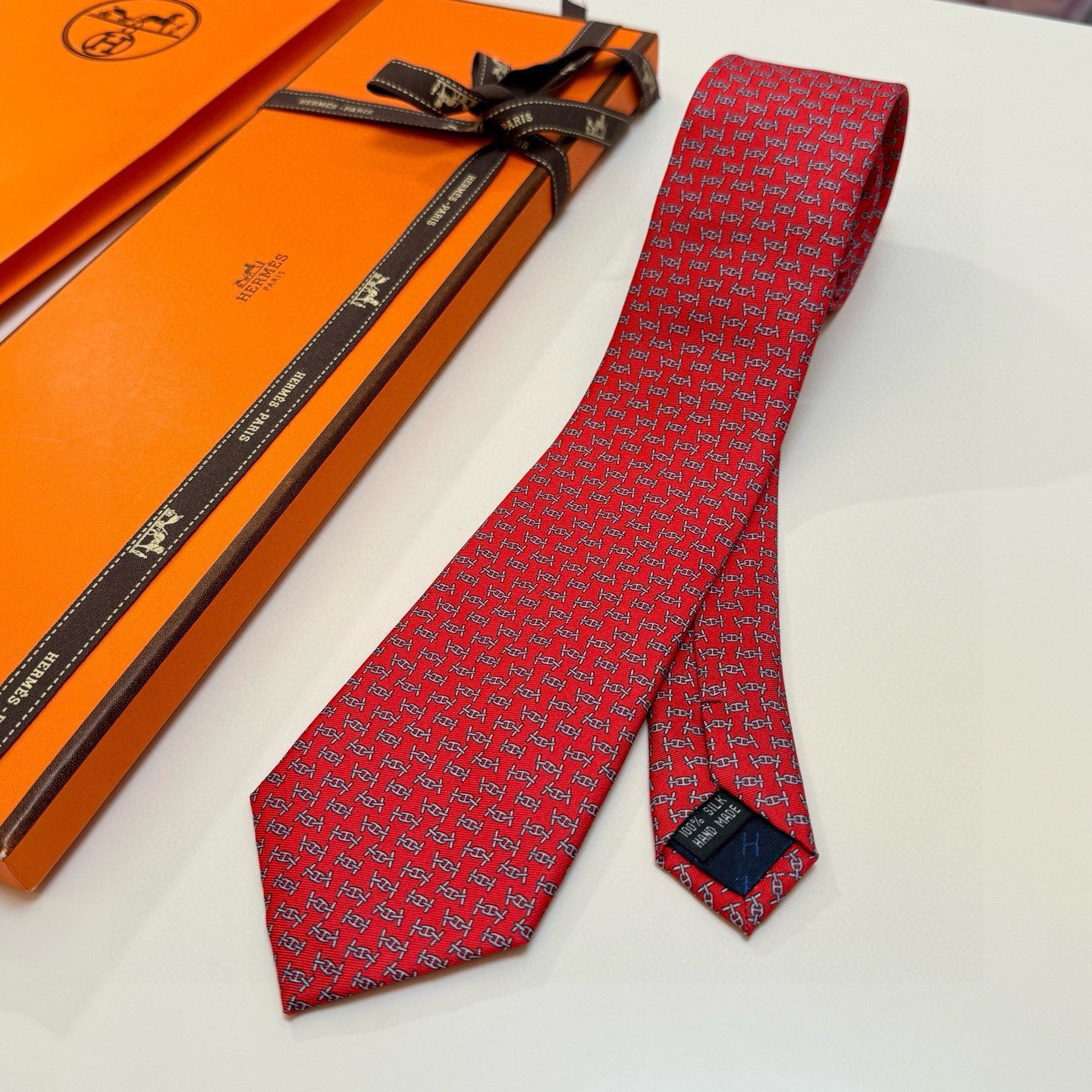 🌾 爱马仕官方同步新款【锚链韵律】 独家新款印花 男士领带，稀有爱马仕家每年都有一千条不同印花的领带面世