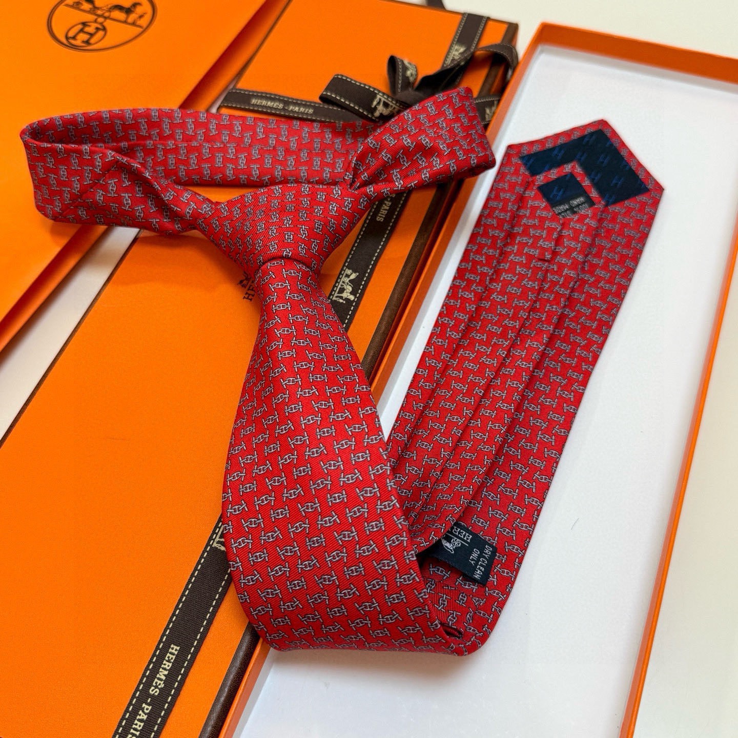 🌾 爱马仕官方同步新款【锚链韵律】 独家新款印花 男士领带，稀有爱马仕家每年都有一千条不同印花的领带面世