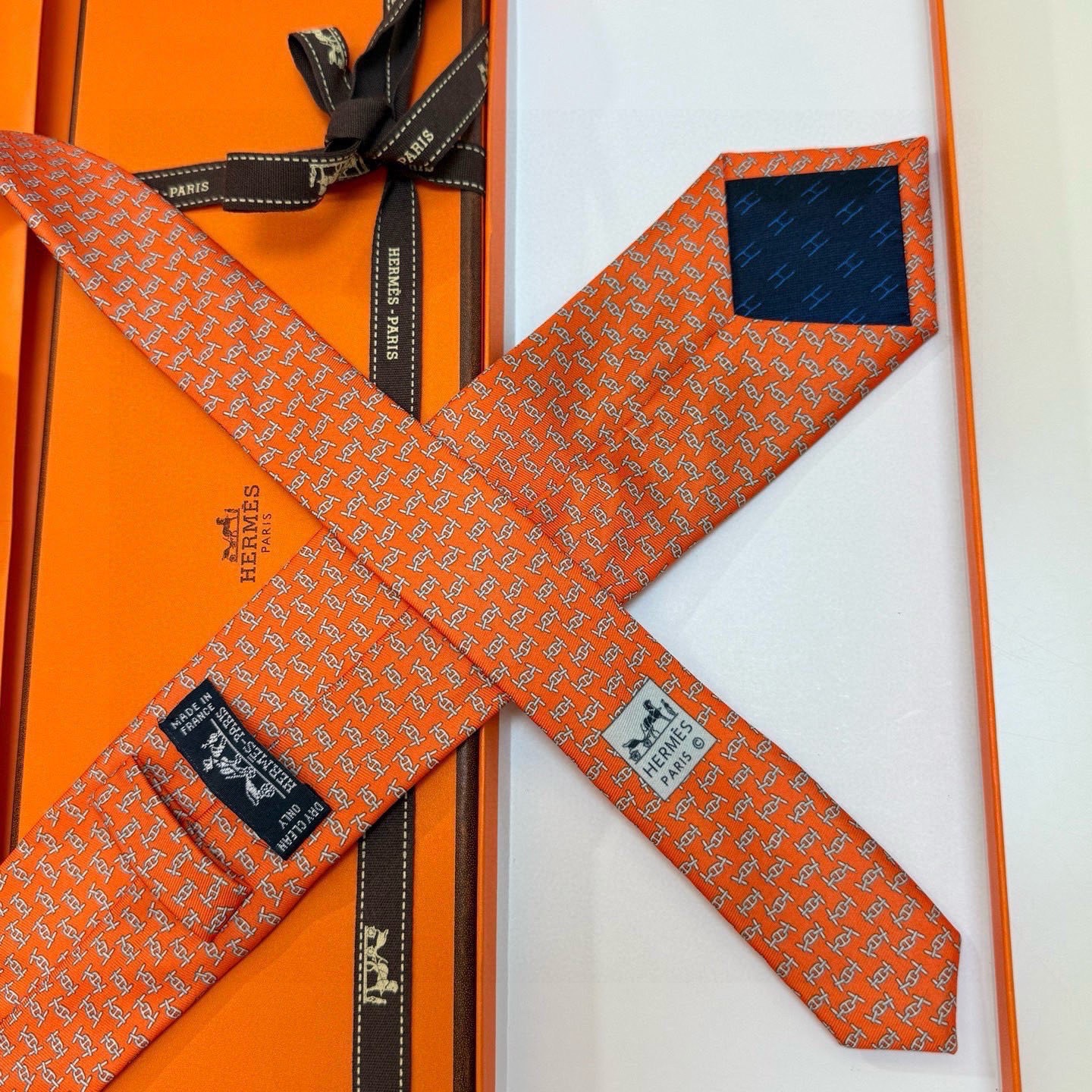 🌾 爱马仕官方同步新款【锚链韵律】 独家新款印花 男士领带，稀有爱马仕家每年都有一千条不同印花的领带面世