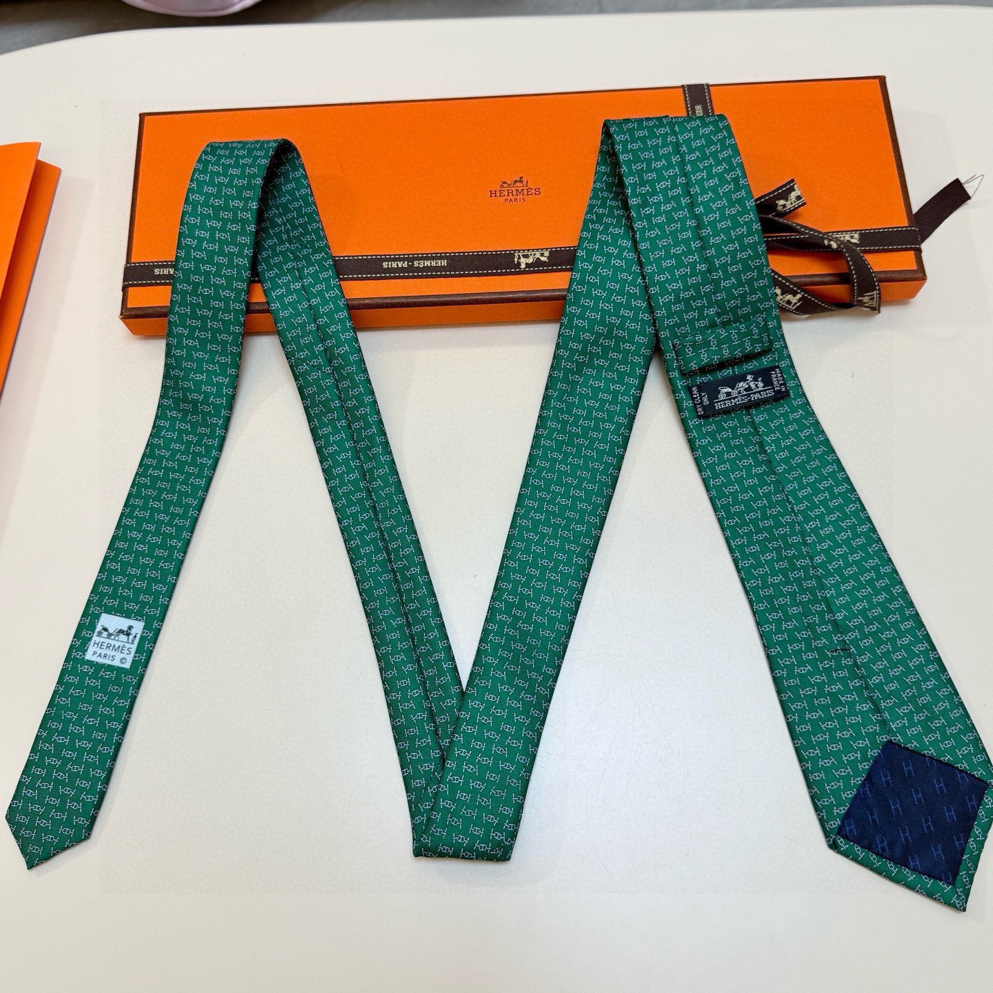 🌾 爱马仕官方同步新款【锚链韵律】 独家新款印花 男士领带，稀有爱马仕家每年都有一千条不同印花的领带面世
