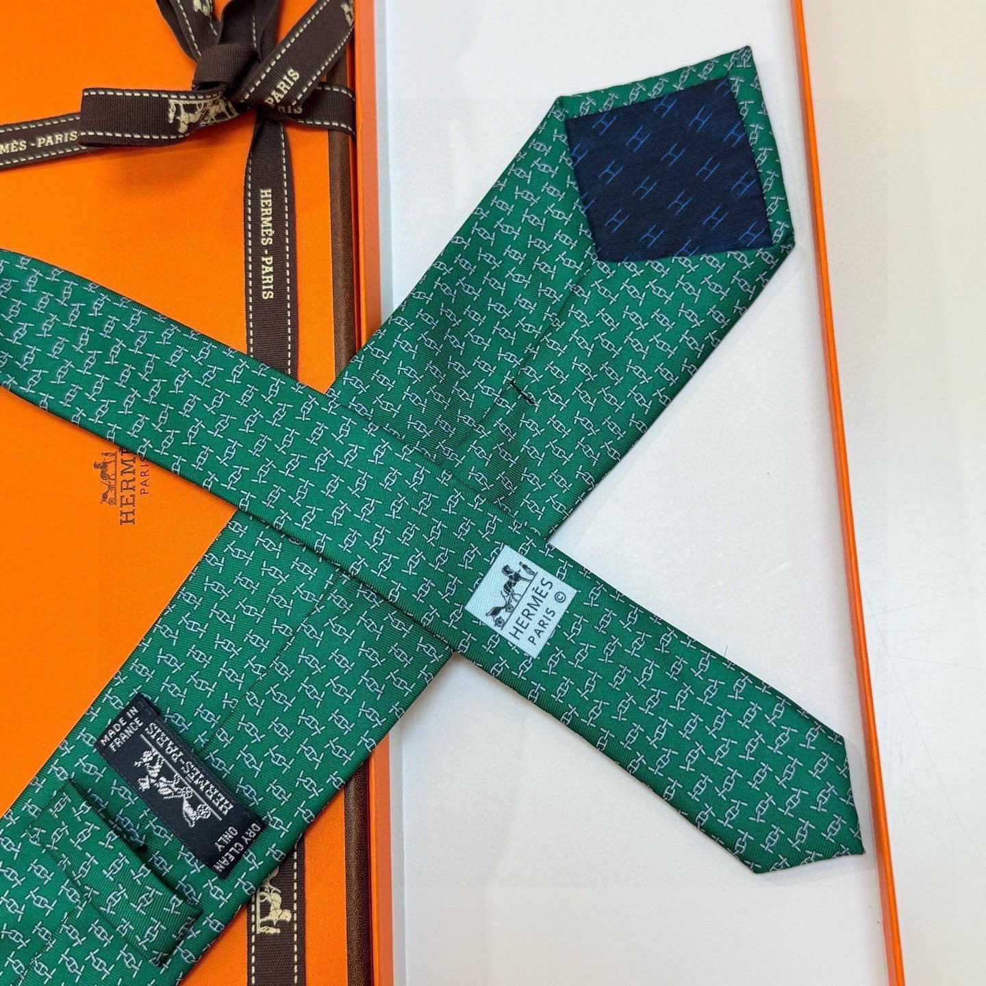 🌾 爱马仕官方同步新款【锚链韵律】 独家新款印花 男士领带，稀有爱马仕家每年都有一千条不同印花的领带面世