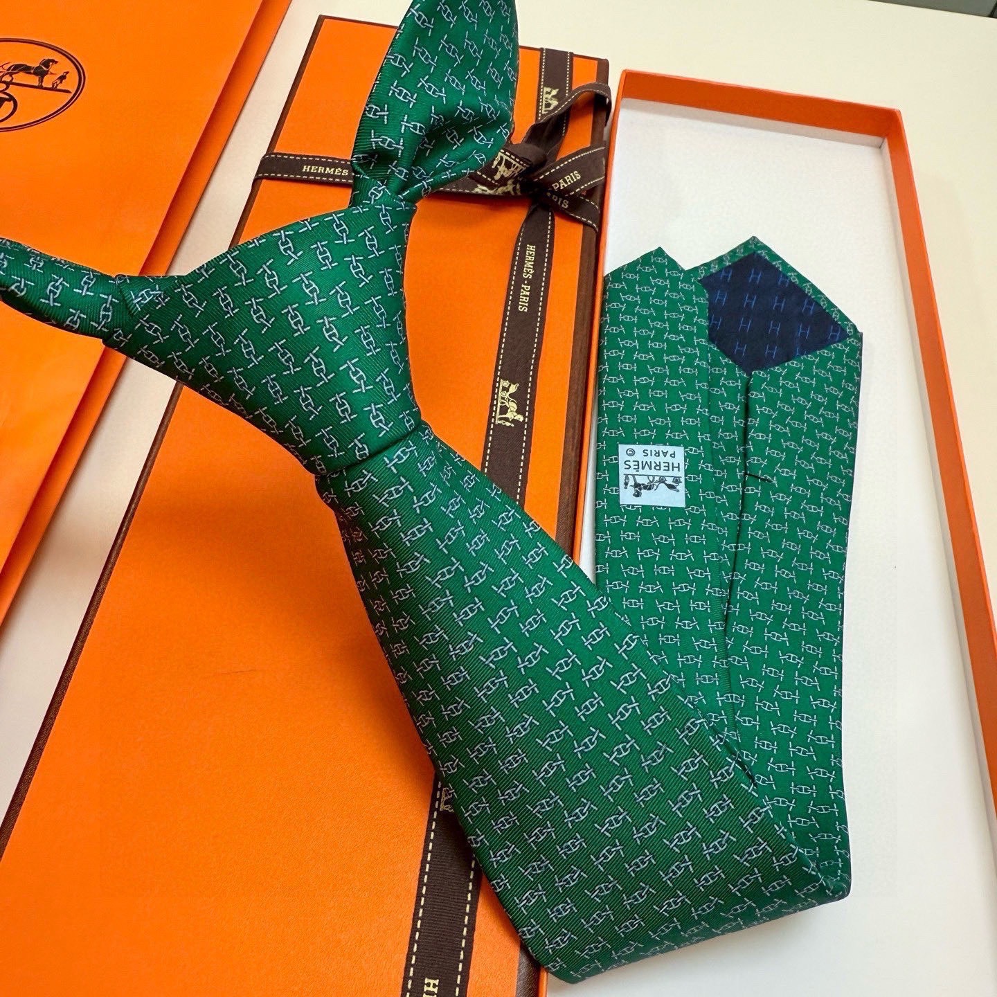 🌾 爱马仕官方同步新款【锚链韵律】 独家新款印花 男士领带，稀有爱马仕家每年都有一千条不同印花的领带面世